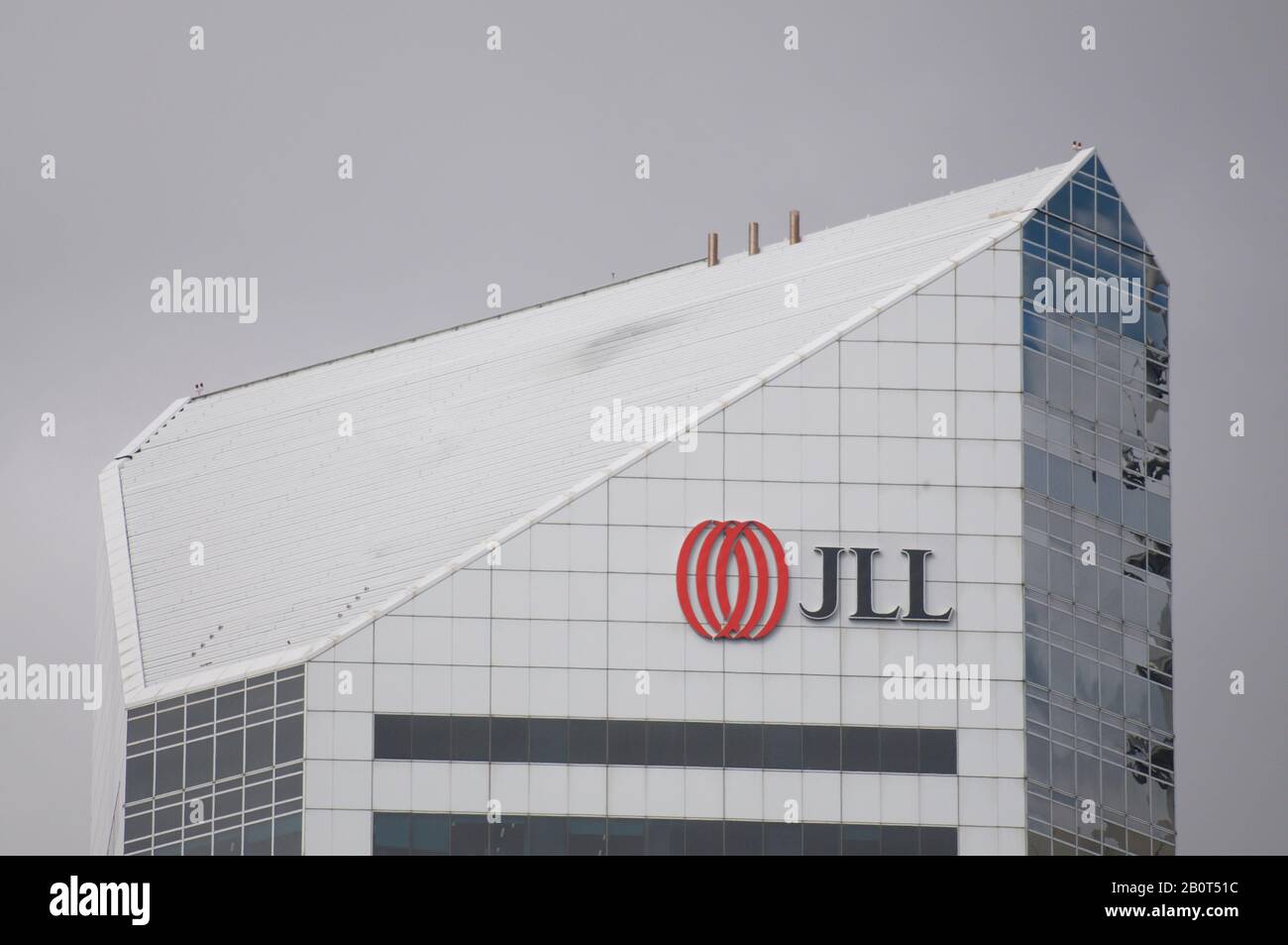 Brisbane, Queensland, Australie - 26 janvier 2020 : logo JLL (Jones Lang  LaSalle Incorporated) accroché au sommet du bâtiment de Brisbane. JLL i  Photo Stock - Alamy