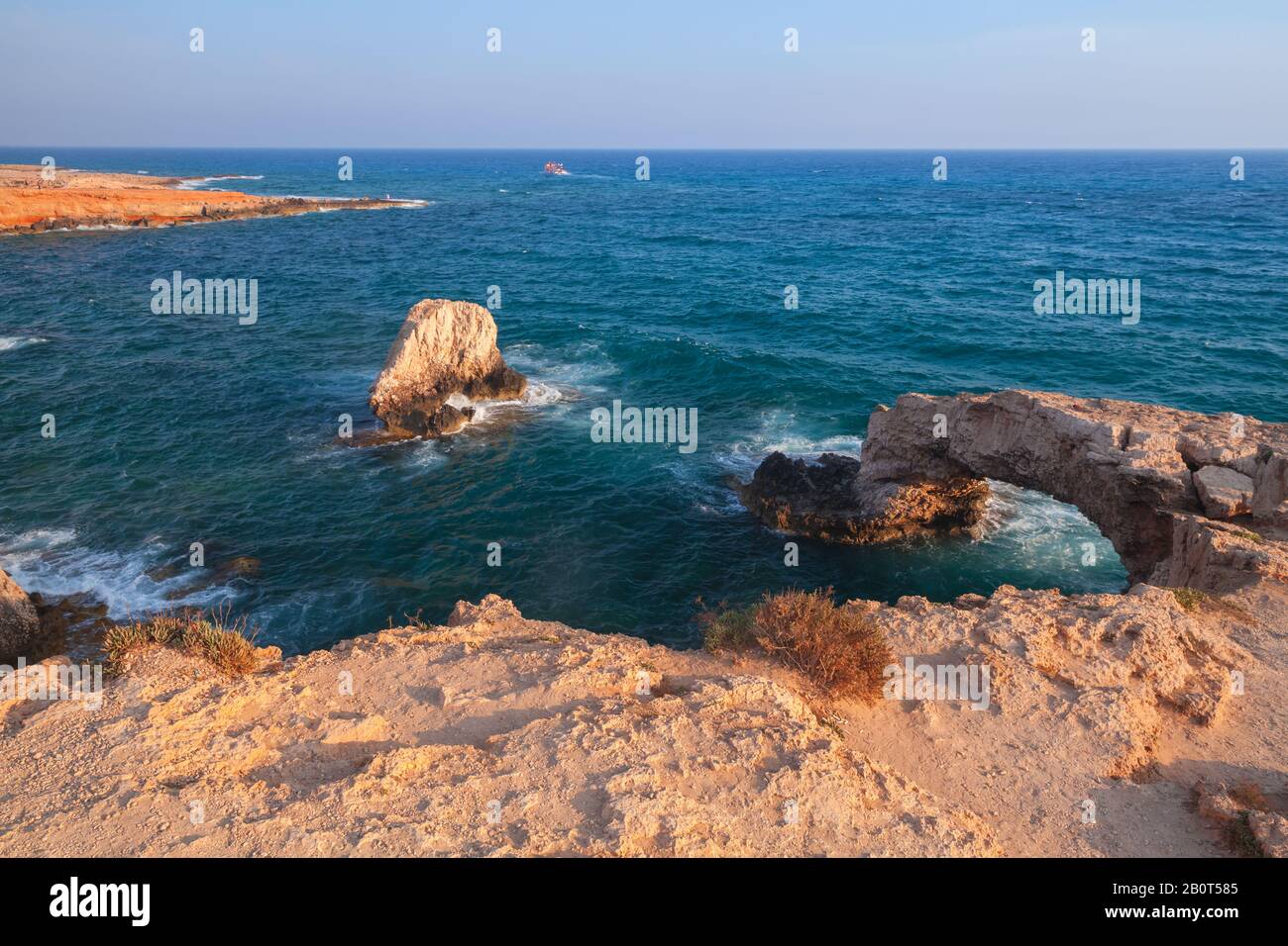Arche en pierre naturelle connue sous le nom de pont Amour. Ayia Napa, Île De Chypre. Côte méditerranéenne de la mer Banque D'Images