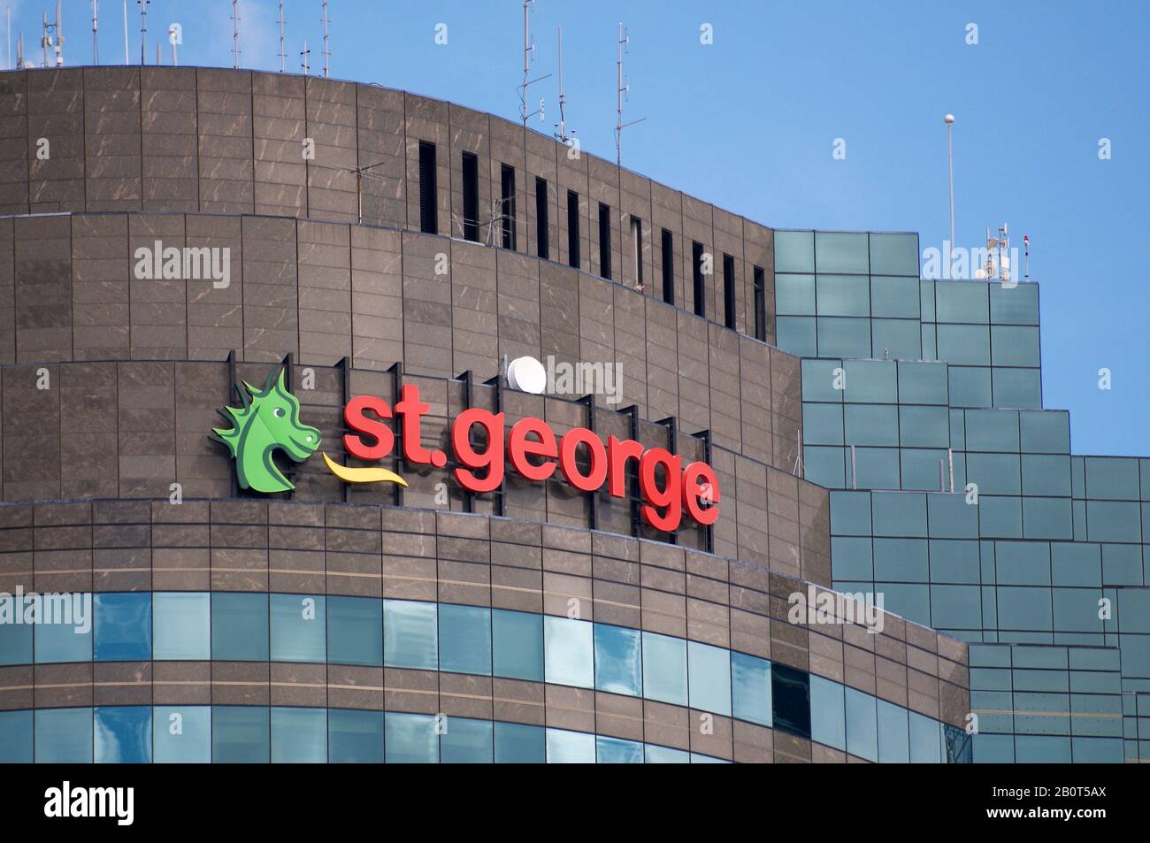 Brisbane, Queensland, Australie - 26 janvier 2020 : vue du panneau de la St. George Bank suspendu en haut du bâtiment de la Banque à Brisbane, Australie Banque D'Images