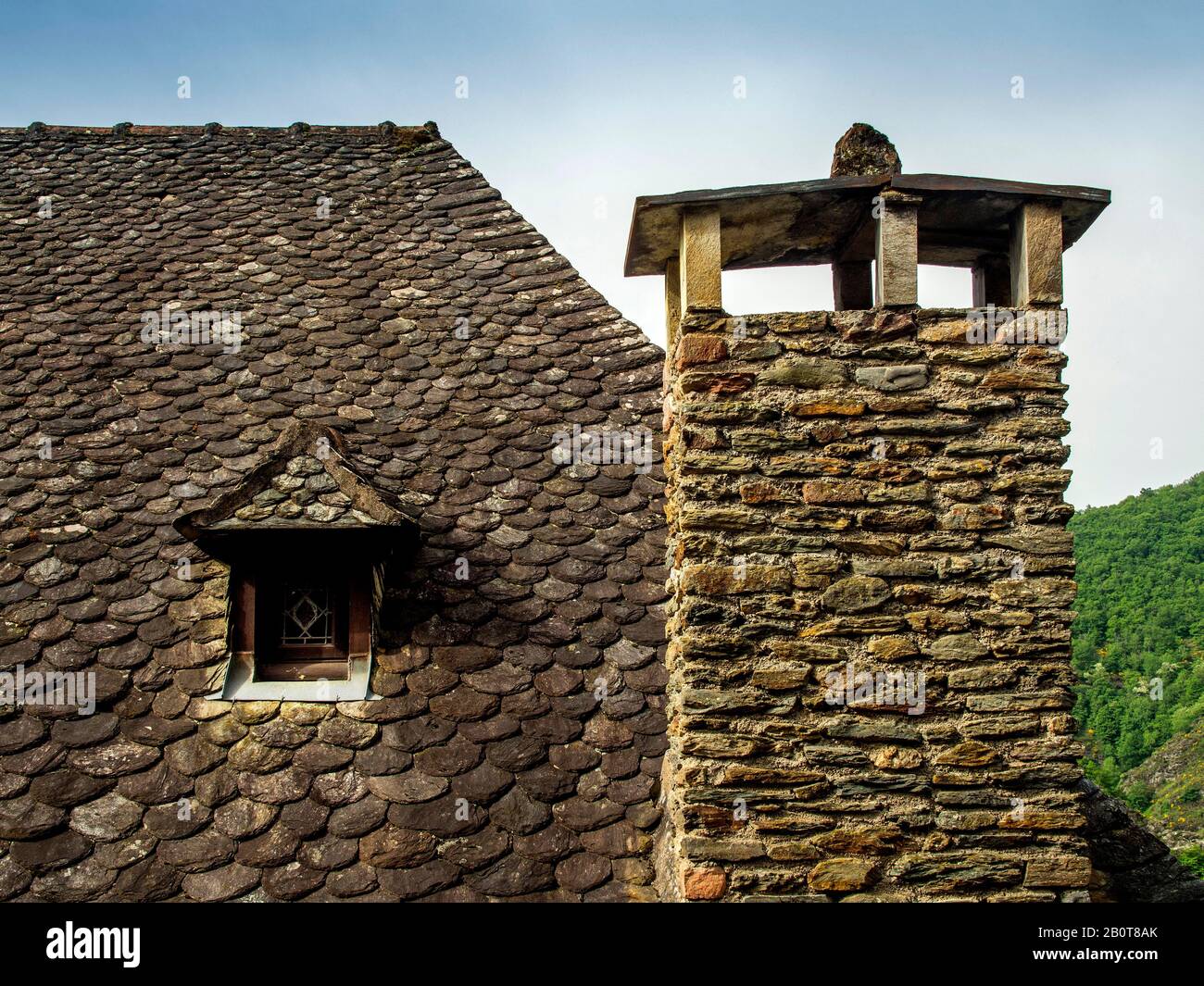 Conques, toit en ardoise et cheminée typique, département Aveyron, Occitanie, France Banque D'Images