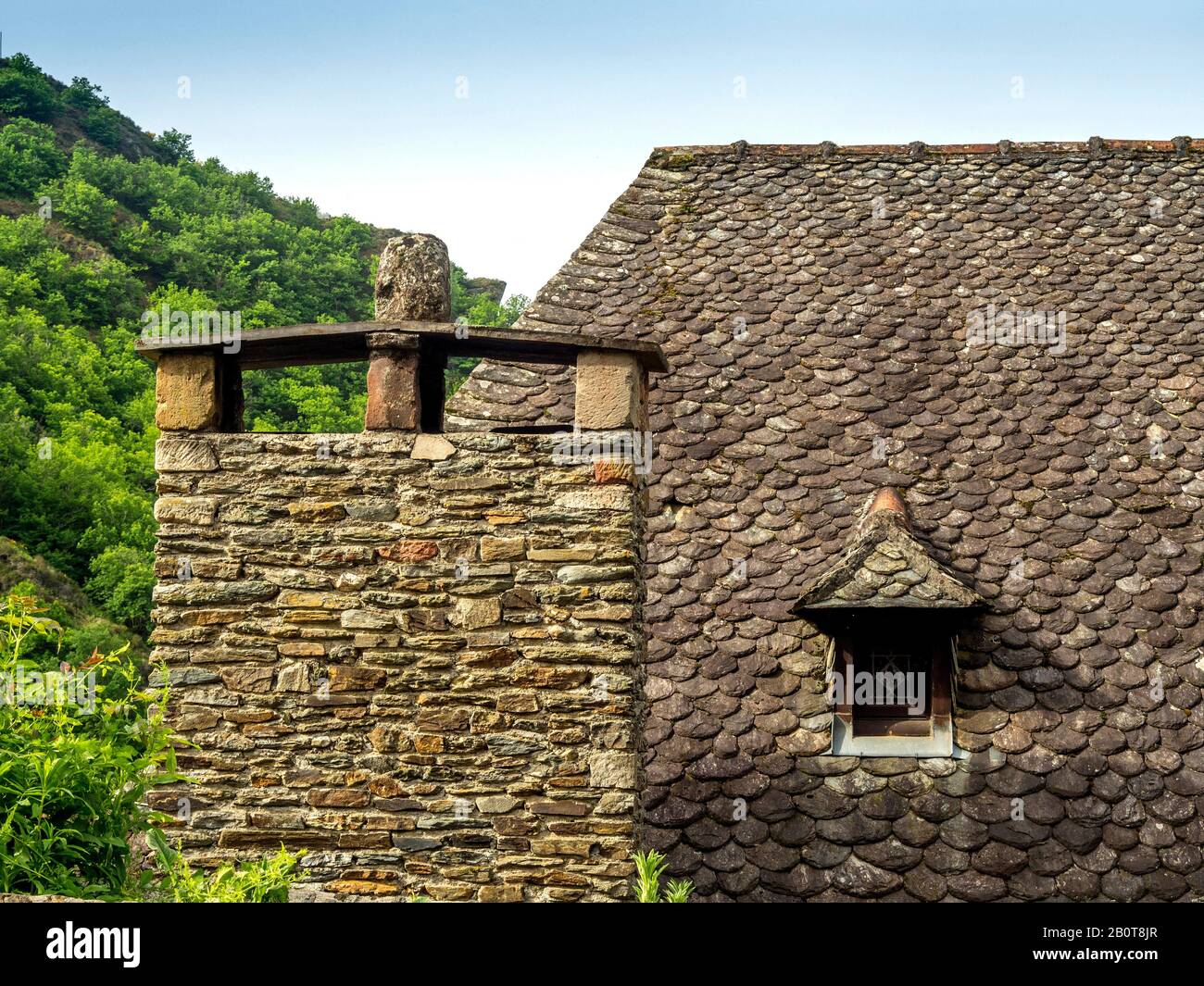 Conques, toit en ardoise et cheminée typique, département Aveyron, Occitanie, France Banque D'Images
