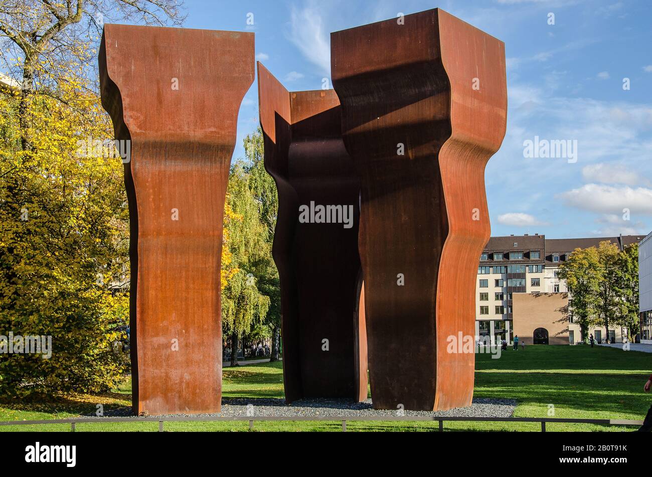 Munich - le sculpteur basque espagnol Eduardo Chilida a fait cette dernière de ses sculptures monumentales en 1997. Il s'appelle "Buscando la Luz". Banque D'Images