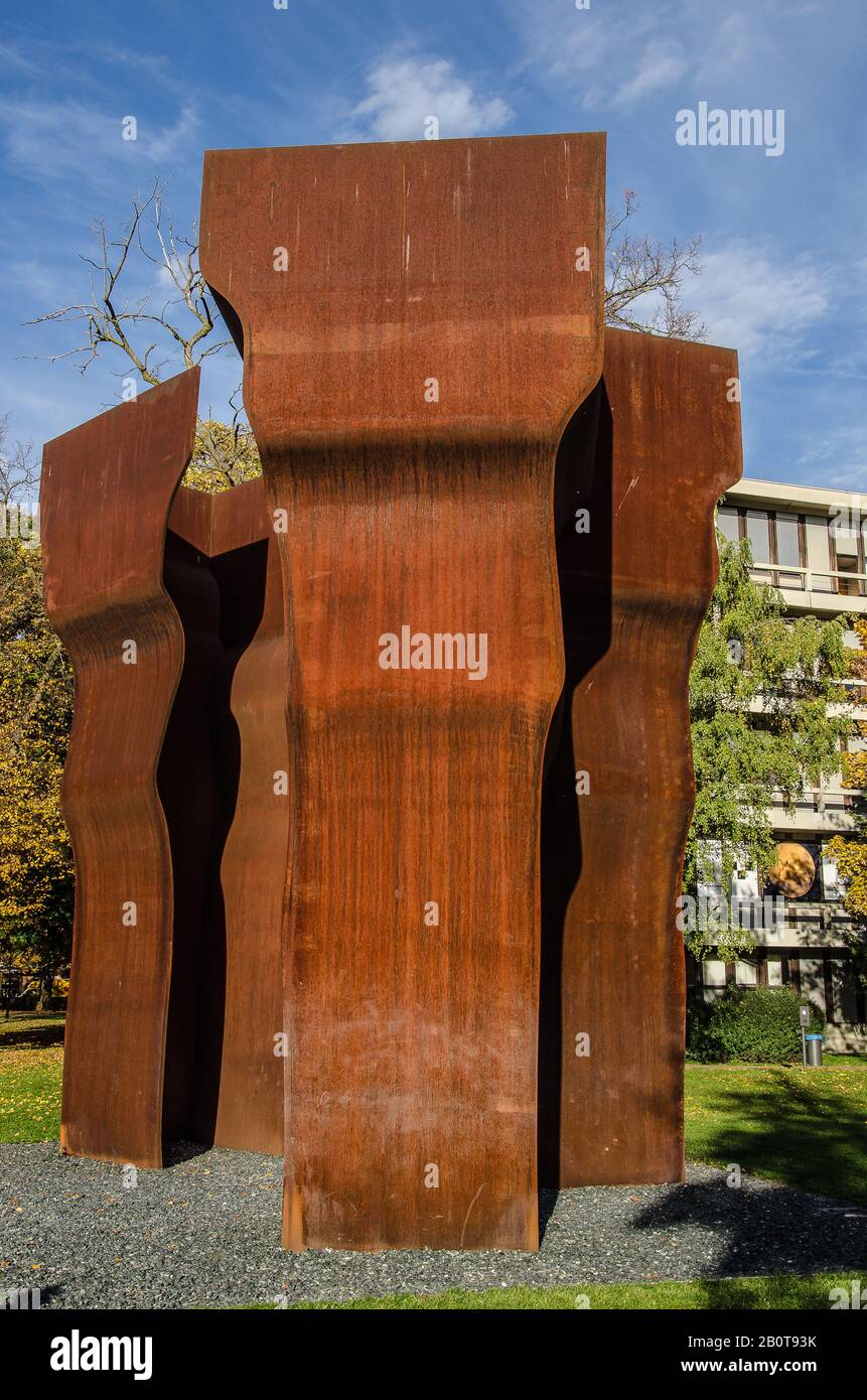 Munich - le sculpteur basque espagnol Eduardo Chilida a fait cette dernière de ses sculptures monumentales en 1997. Il s'appelle "Buscando la Luz". Banque D'Images