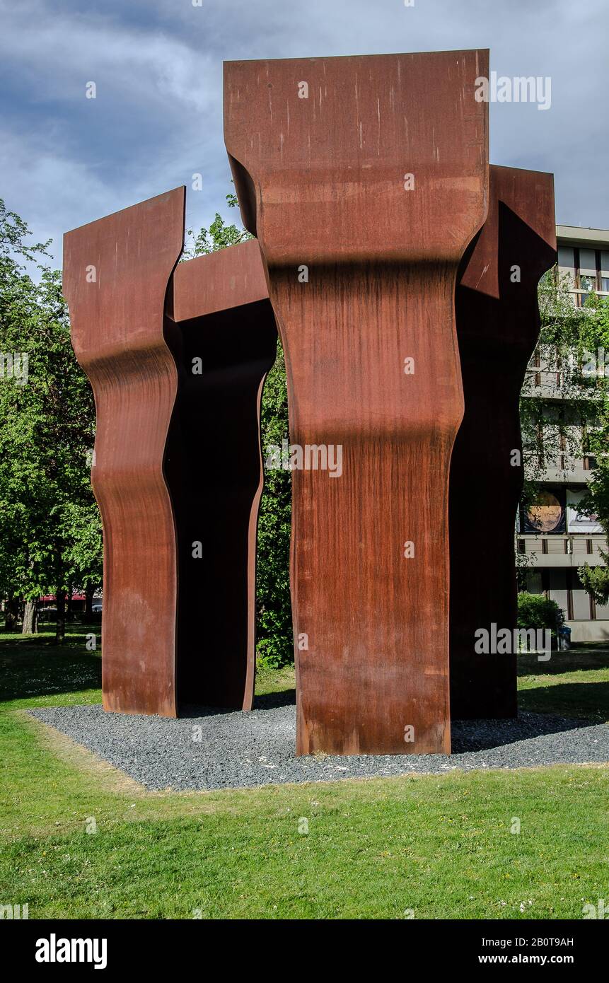 Munich - le sculpteur basque espagnol Eduardo Chilida a fait cette dernière de ses sculptures monumentales en 1997. Il s'appelle "Buscando la Luz". Banque D'Images