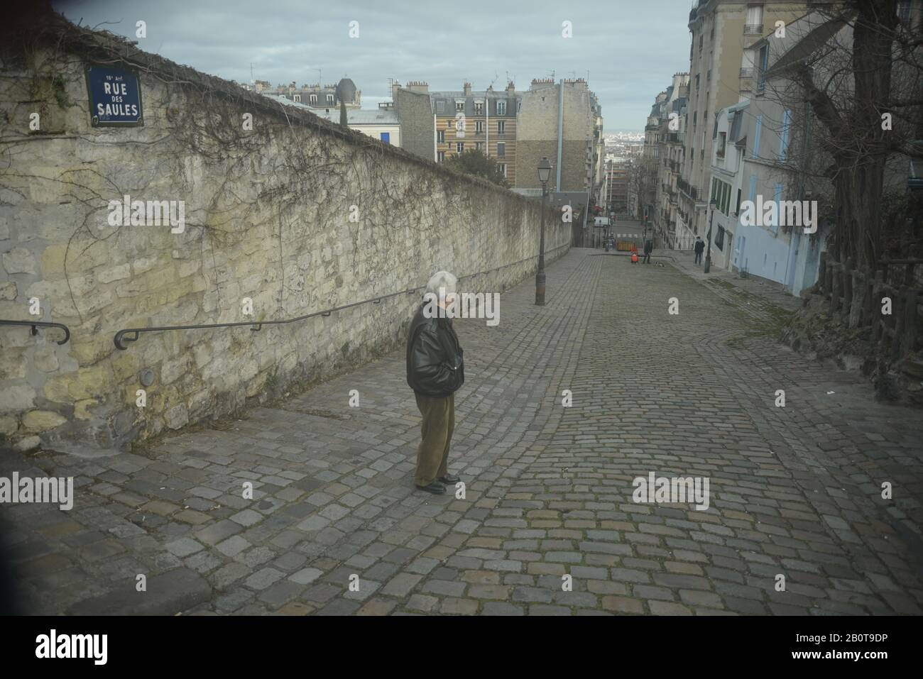 Homme âgé regardant une voie pavée vers Paris, pasakdek Banque D'Images
