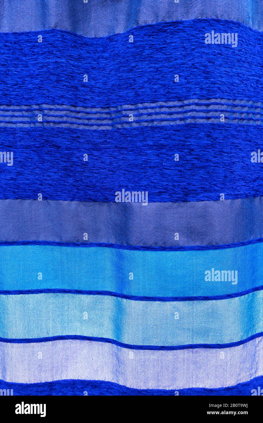 Murs en soie de cactus marocain, rayés, bleu, suspendus, couvre-lit en tissu. Industrie textile, image d'arrière-plan en tissu fait à la main. Banque D'Images
