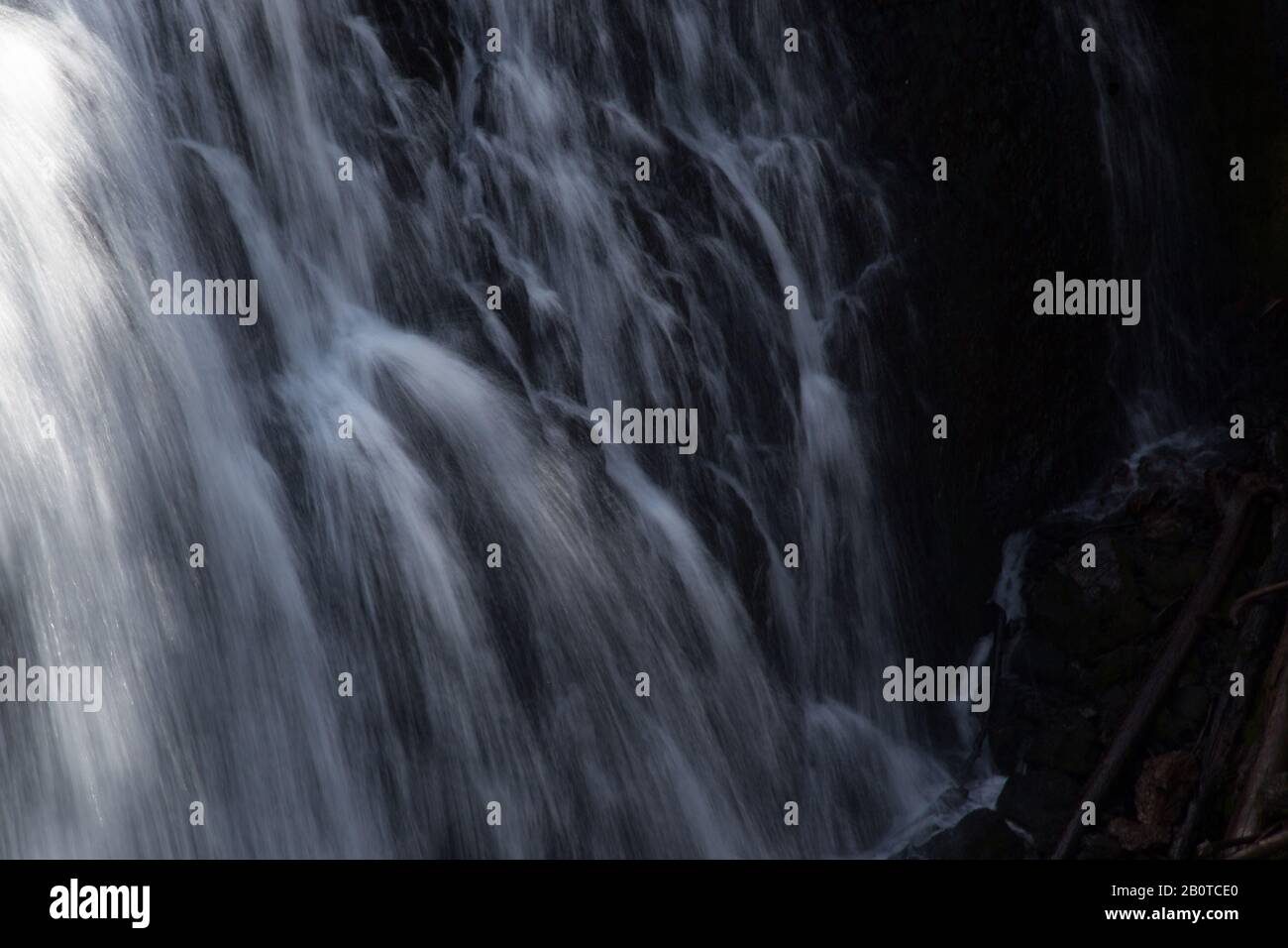 Chute D'eau En Plein Air sur les rochers Banque D'Images