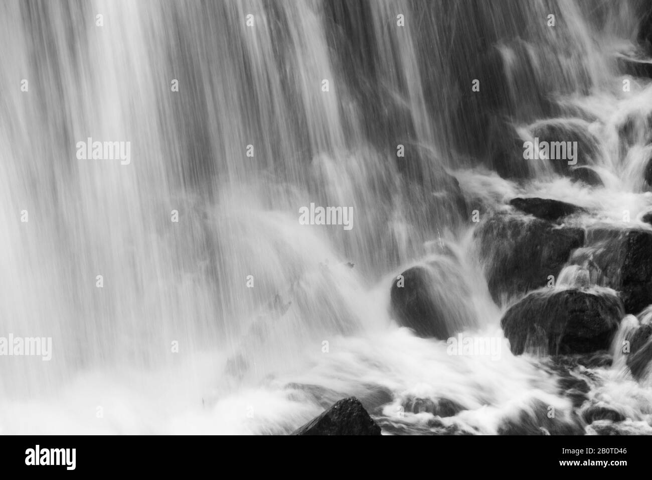 Cascade en noir et blanc Banque D'Images