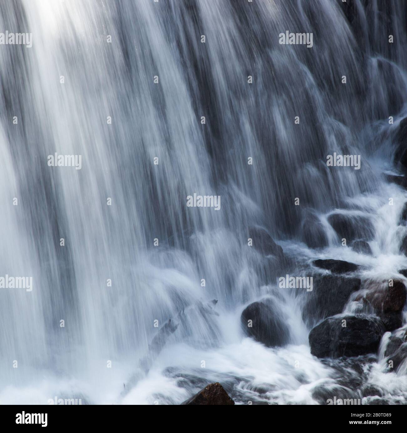 Chute d'eau en plein air au soleil Banque D'Images