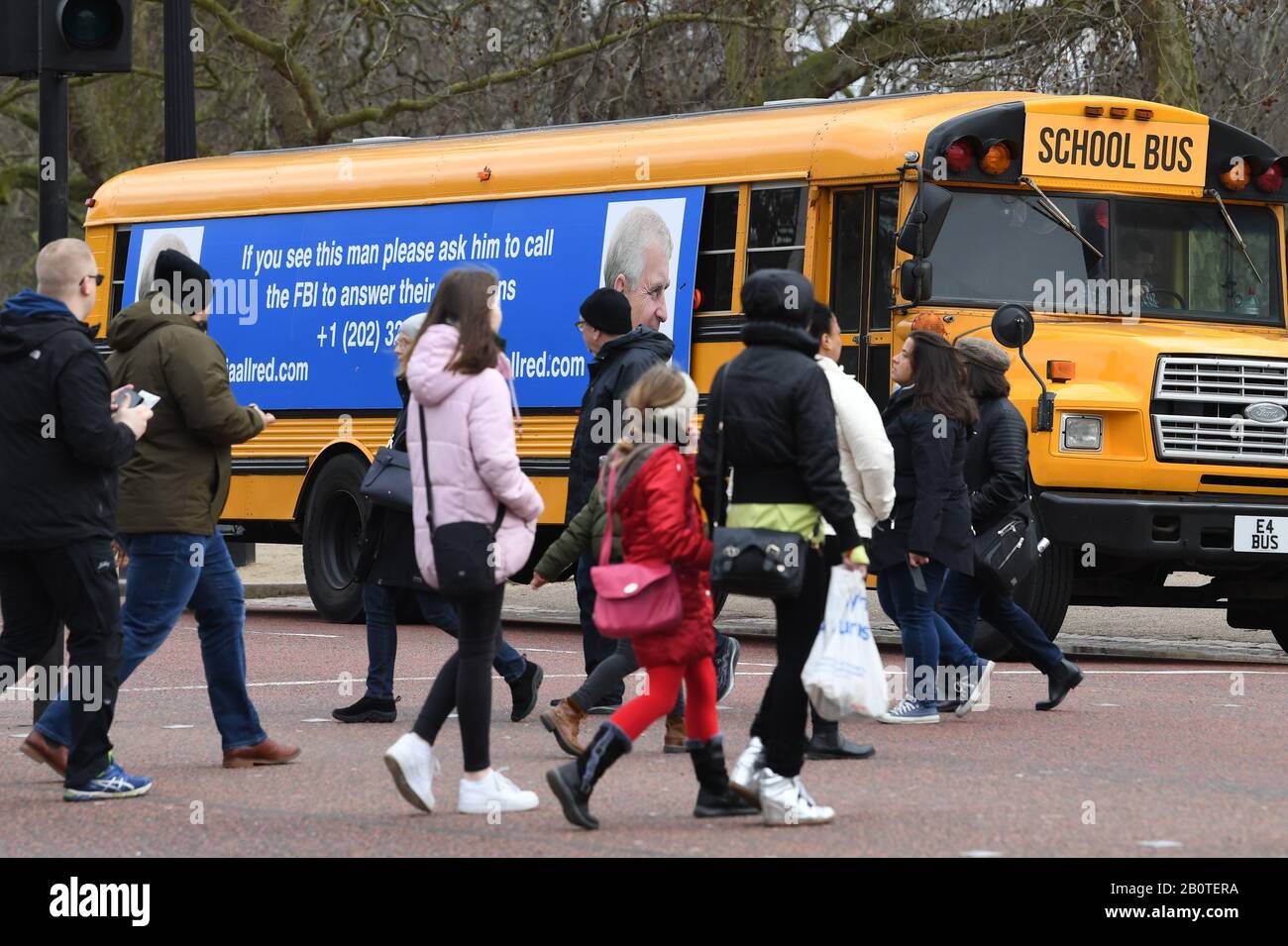 Un bus scolaire yellwo avec un message post-anniversaire pour le duc de York, de l'avocat américain Gloria Allred, en conduisant le long du centre commercial vers Buckingham Palace, Londres. Mme Allred, qui représente cinq des victimes de Jeffrey Epstein, a été critique envers le duc pour ne pas parler avec le FBI de son ancien ami Epstein. Banque D'Images