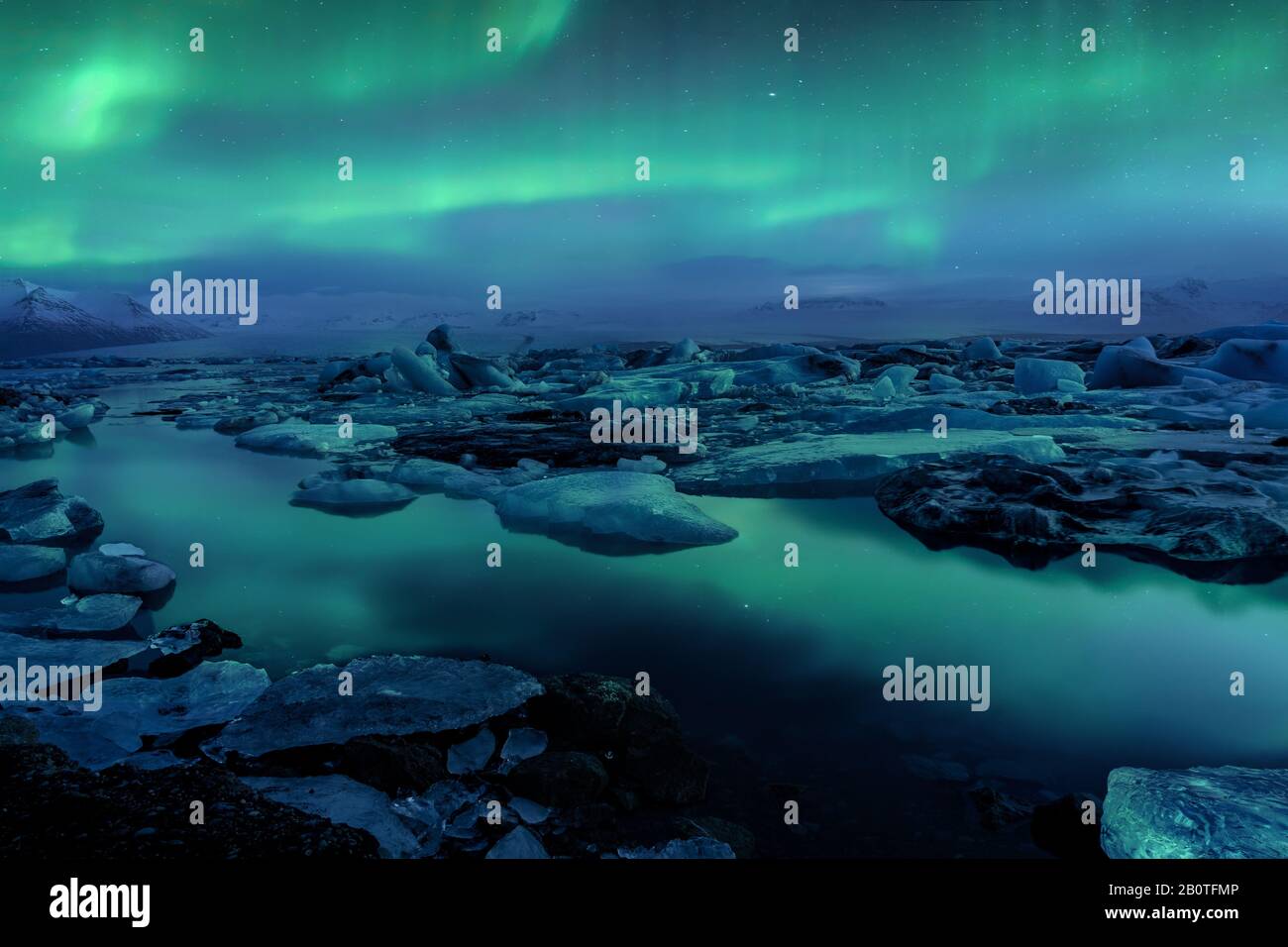 Froid islande glacier jokulsarlon dans les icebergs du soir flottant sur le froid paisible avec les lumières du nord aurora borealis Banque D'Images