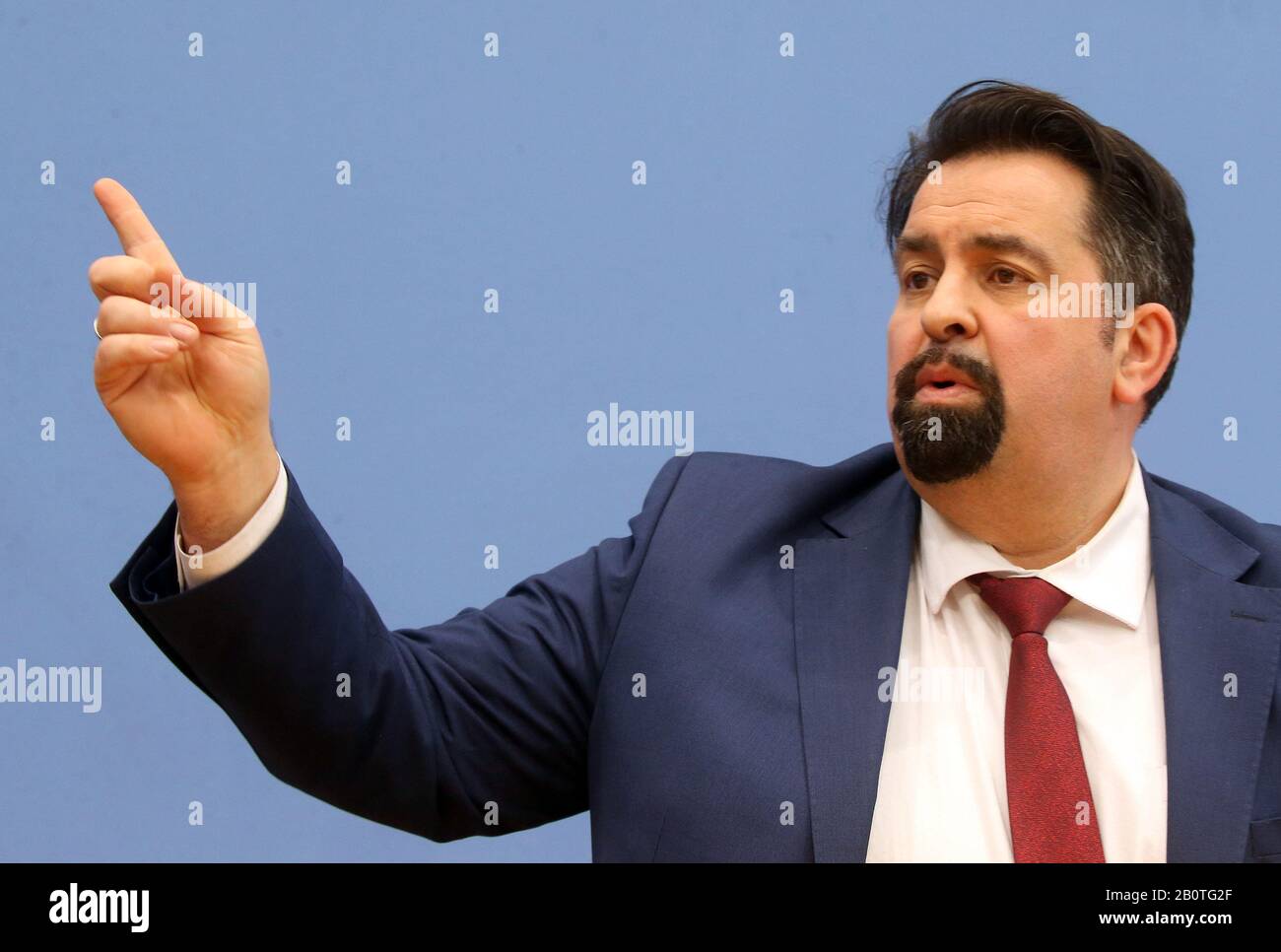 Berlin, Allemagne. 21 février 2020. Aiman Mazyek, Président du Conseil central des musulmans en Allemagne, s'est exprimé devant la Conférence de presse fédérale au sujet de nouveaux développements après la prétendue attaque extrémiste de droite à Hanau avec plusieurs morts. Crédit: Wolfgang Kumm/Dpa/Alay Live News Banque D'Images