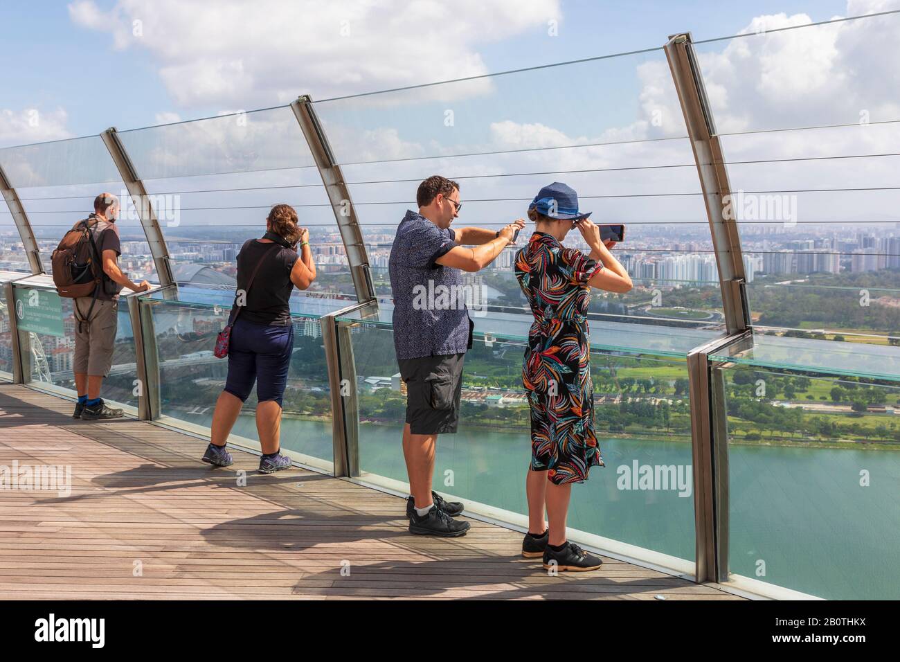 Les touristes prenant des photos et regardant la vue de la plate-forme d'observation de l'hôtel Marina Sands Bay, Singapour, Asie, Banque D'Images