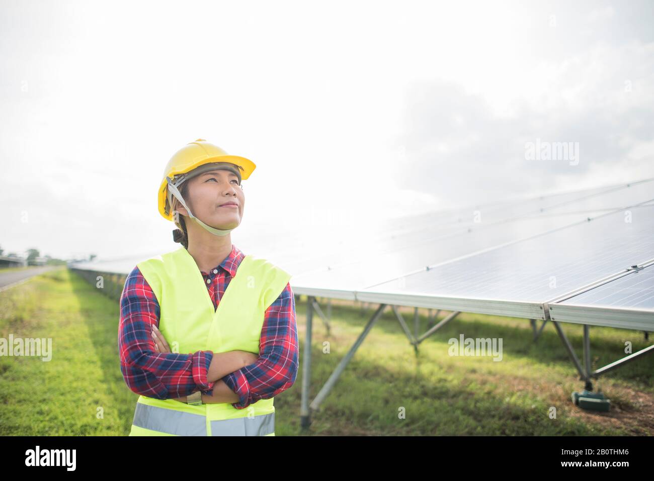 Ingénieur femme électrique contrôle et entretien des cellules solaires. Banque D'Images