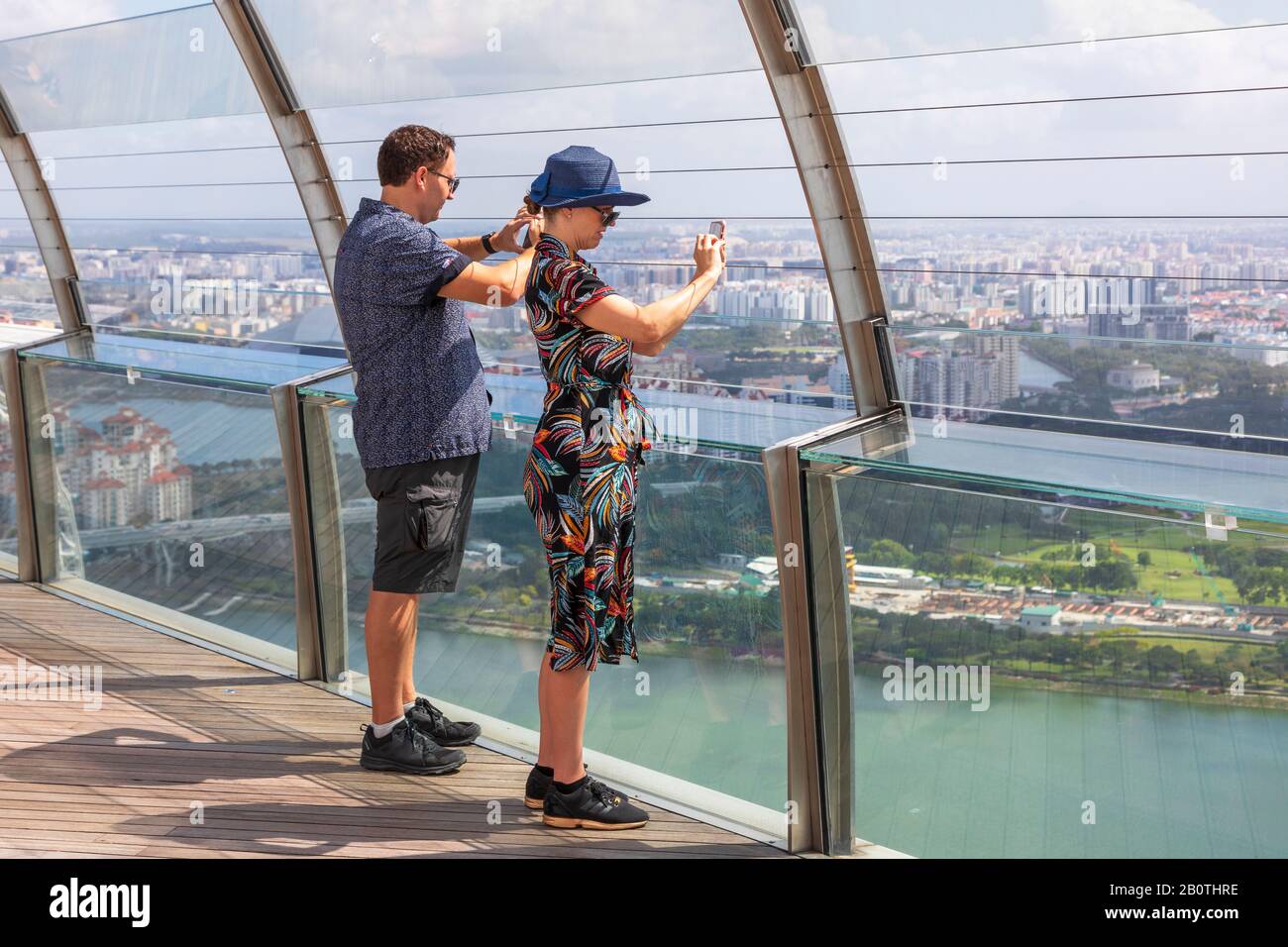 Les touristes prenant des photos et regardant la vue de la plate-forme d'observation de l'hôtel Marina Sands Bay, Singapour, Asie, Banque D'Images