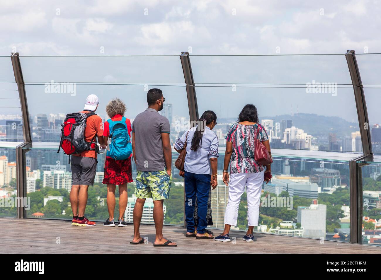 Les touristes admirant la vue sur la ville de Singapour depuis la plate-forme d'observation de l'hôtel Marina Bay Sands, Singapour, Asie Banque D'Images