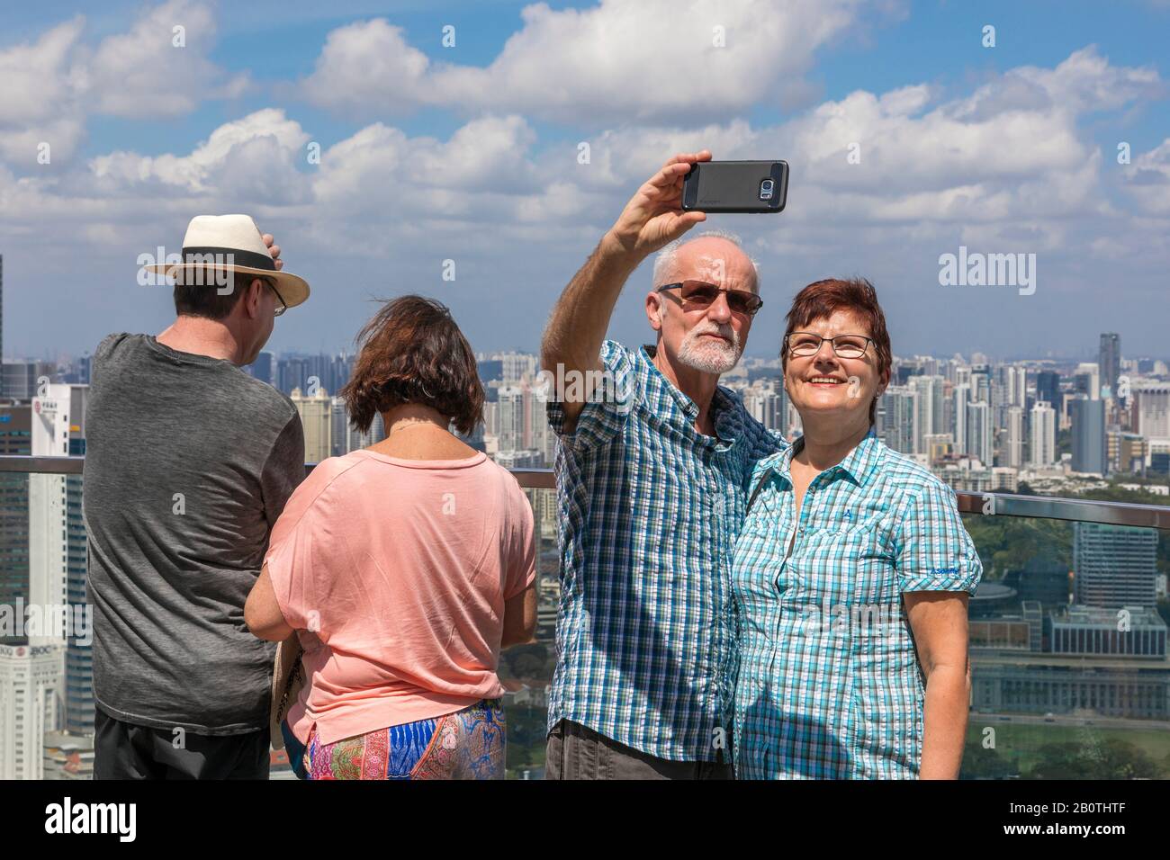 Les touristes qui prennent des selfies et admirent la vue sur les gratte-ciel de Singapour depuis la plate-forme d'observation de l'hôtel Marina Bay Sands, Singapour, Banque D'Images