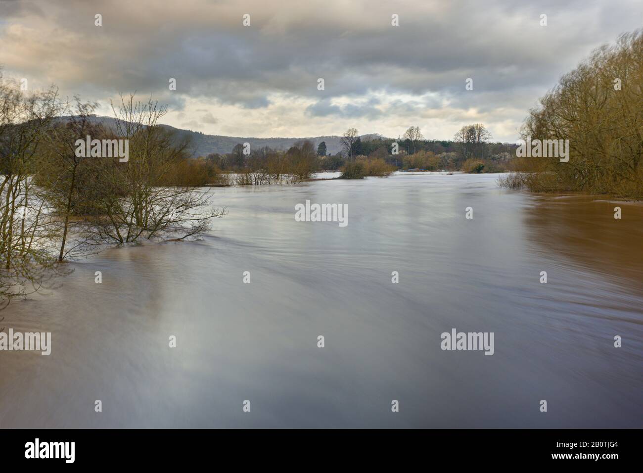 La rivière Wye inondée à Monmouth, Pays de Galles du Sud, février 2020. Banque D'Images