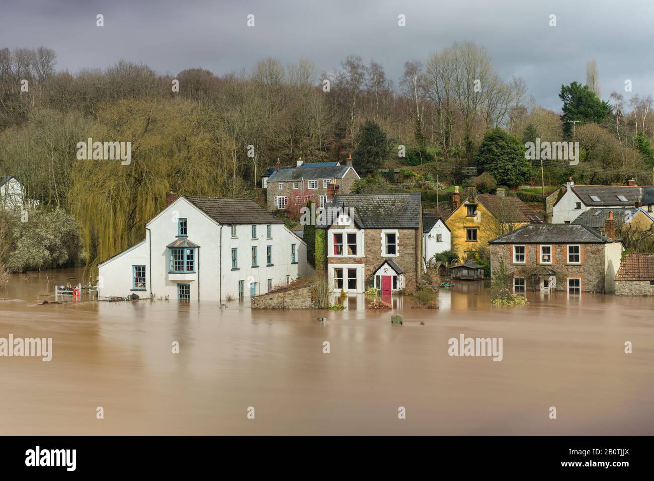 Les maisons en bord de rivière sont inondées alors que la rivière Wye continue de monter à la suite de fortes pluies. Février 2020. Banque D'Images