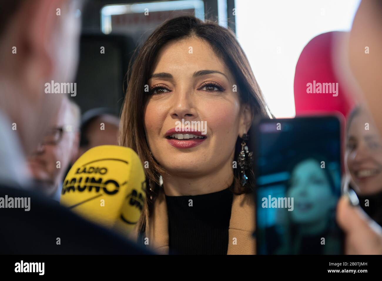 Viareggio, italie - 20 février 2020: Alessia Mancini interviewée pendant la journée passée au carnaval de Viareggio Banque D'Images