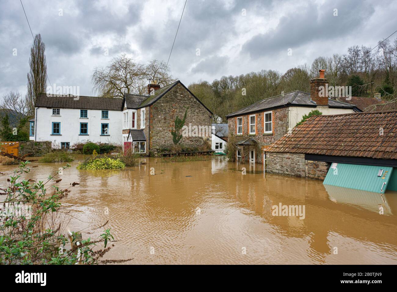 Les maisons en bord de rivière sont inondées alors que la rivière Wye continue de monter à la suite de fortes pluies. Février 2020. Banque D'Images