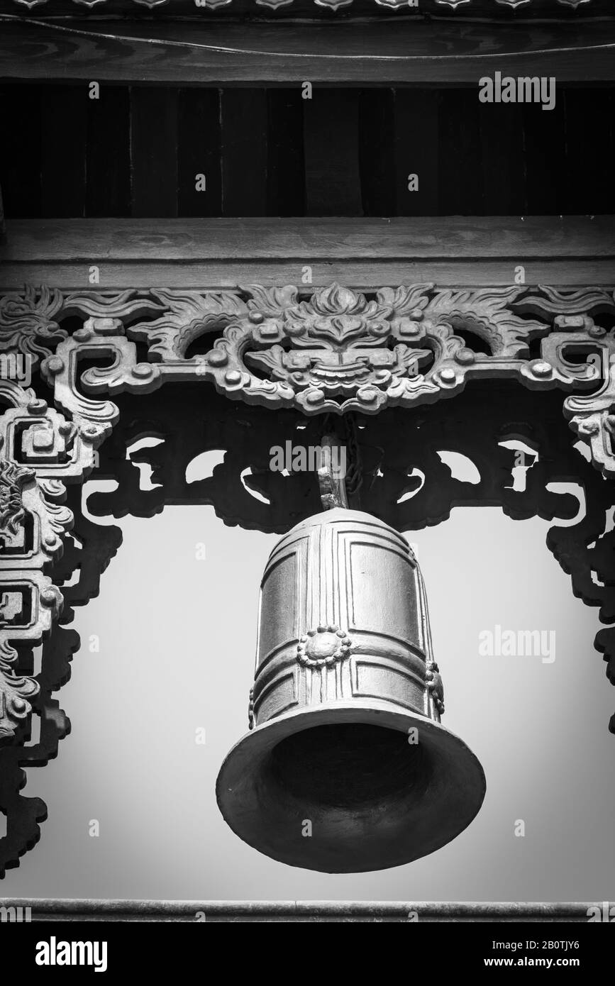 Photo tonifiée typique clocher instrument extérieur, ancienne cloche et belvédère dans la pagode au Vietnam Banque D'Images