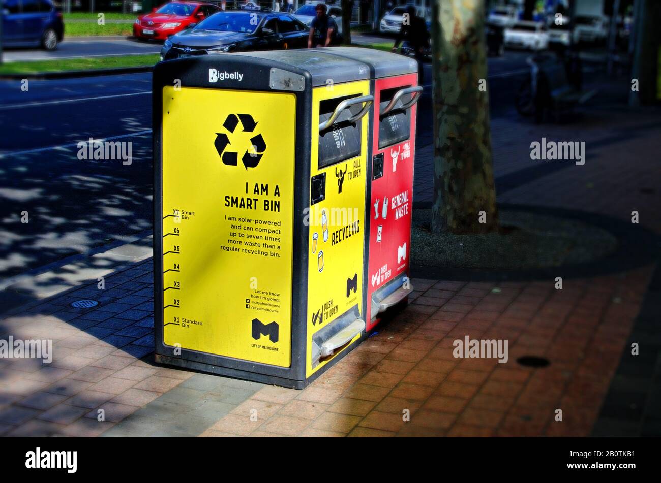 Des poubelles intelligentes pour le recyclage et les déchets généraux trouvés dans la ville de Melbourne, alimentées par l'énergie solaire et peuvent compacter sept fois plus de déchets que des poubelles régulières Banque D'Images