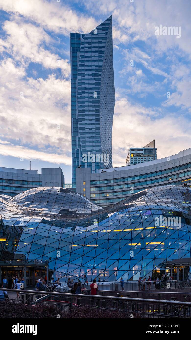 Złote Tarasy est un centre commercial au toit de verre, un bureau et un complexe de divertissement à Varsovie, en Pologne. Derrière se trouve le gratte-ciel Złota 44. Banque D'Images