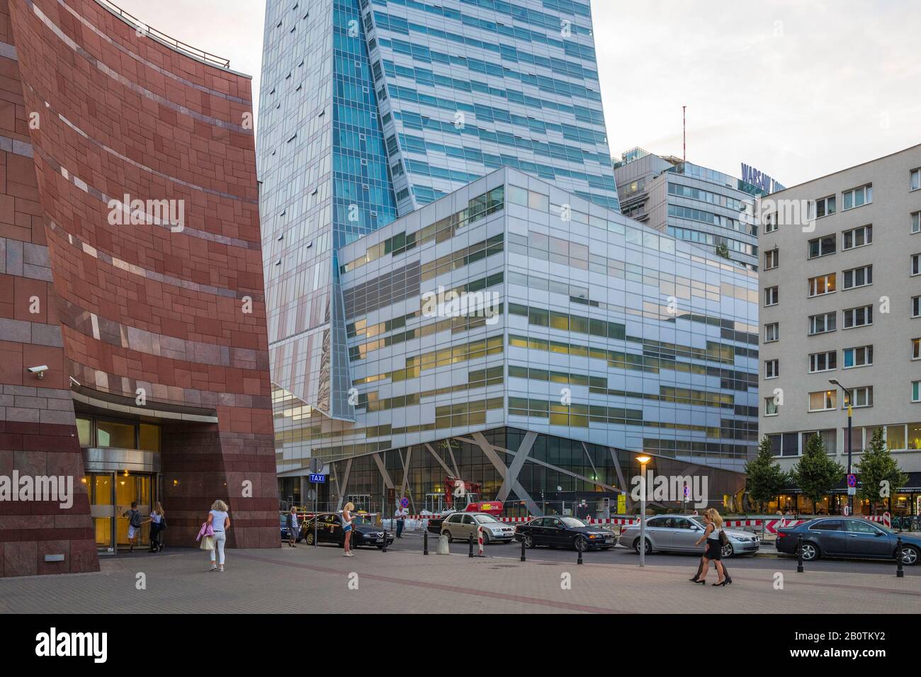 Bâtiments modernes dans le centre de Varsovie, Pologne. Une partie du complexe commercial Złote Tarasy est à gauche et le gratte-ciel Złota 44 est à venir. Banque D'Images