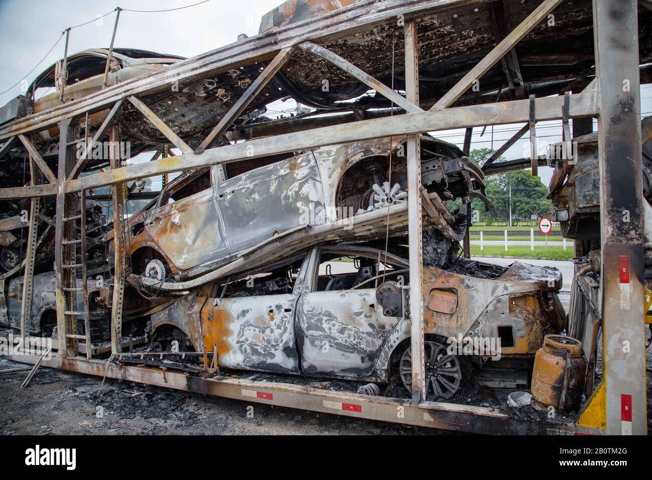 Caçapava, Sao Paulo, Brésil. 21 février 2020. Un camion de cigognes a pris feu à l'aube de ce vendredi (21) au Marginal da Dutra à Caçapava-SP. Le véhicule a été chargé de onze voitures, qui ont également été détruites. La police civile enquête sur le cas. (Photo: Luis Lima Jr/Fotoarena) Crédit: Foto Arena Ltda/Alay Live News Banque D'Images