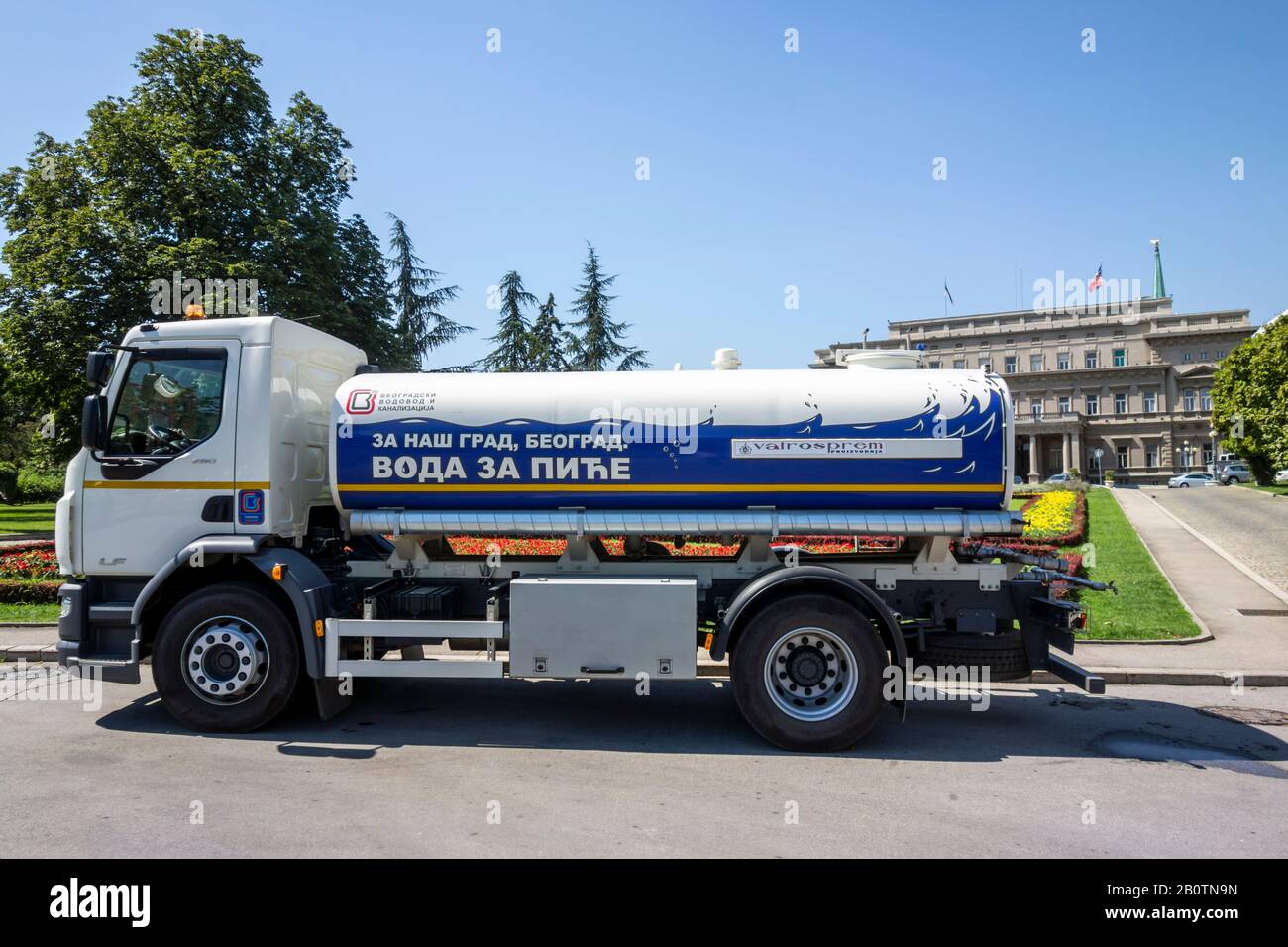 Pétrolier d'approvisionnement en eau pour les gens en été à Belgrade, en Serbie Banque D'Images