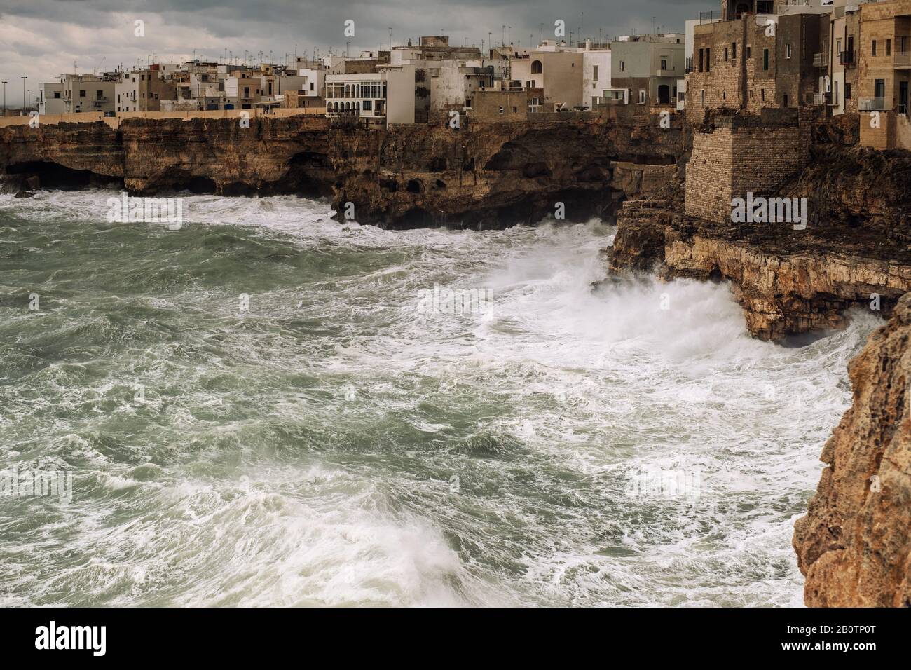 Mer de tempête à Polignano a Mare, Italie. Banque D'Images