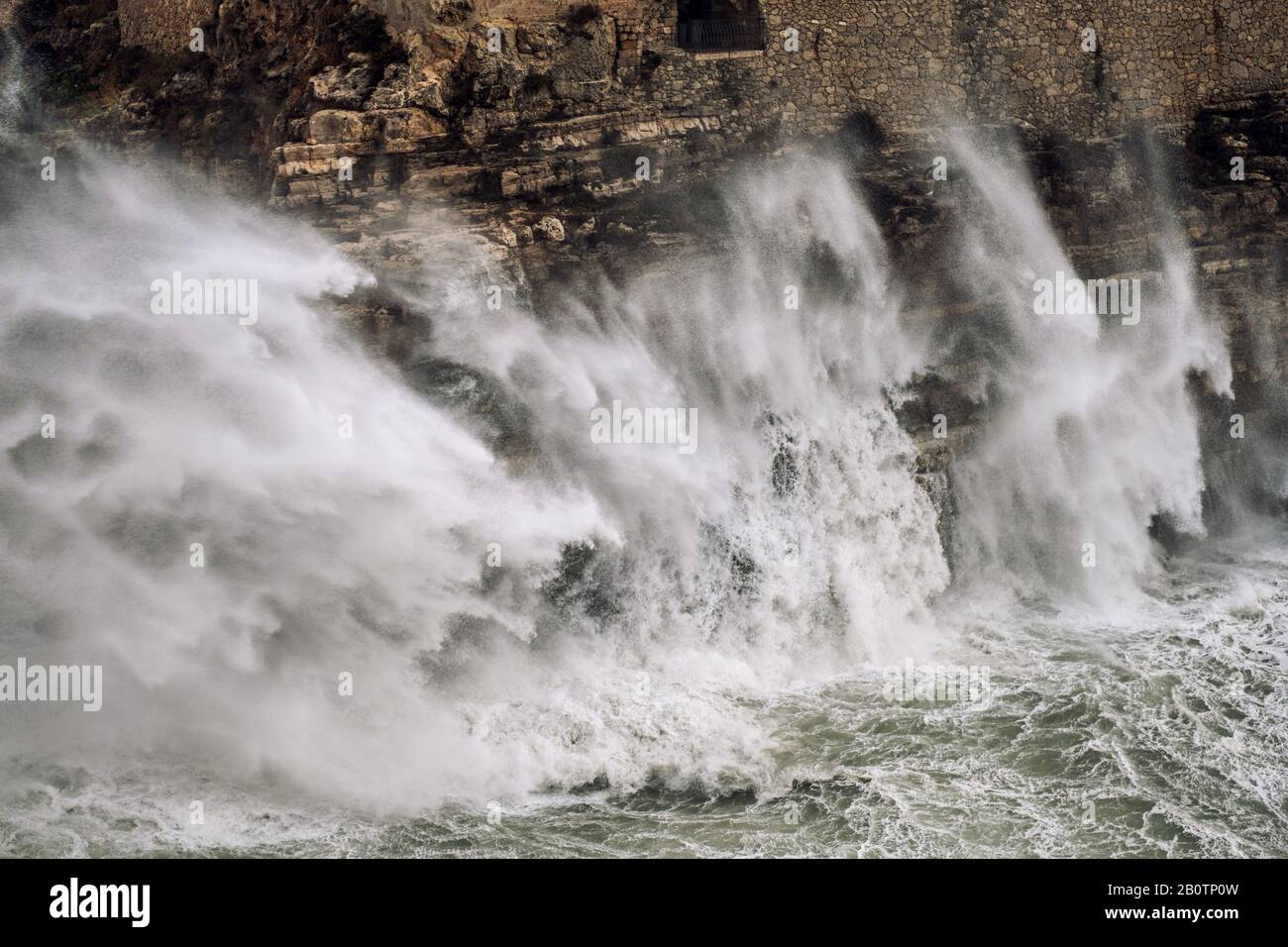 Mer de tempête à Polignano a Mare, Italie. Banque D'Images