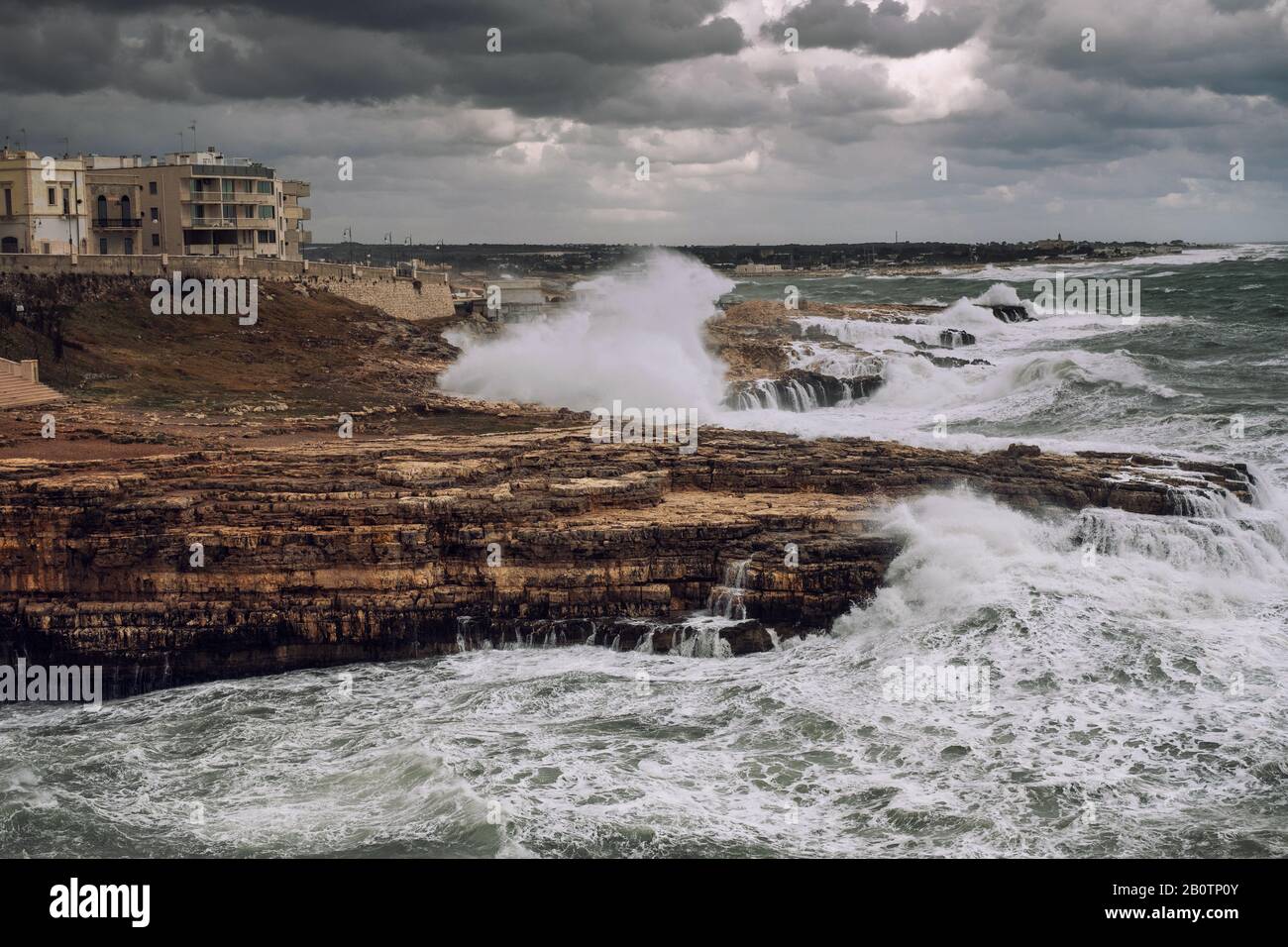 Mer de tempête à Polignano a Mare, Italie. Banque D'Images