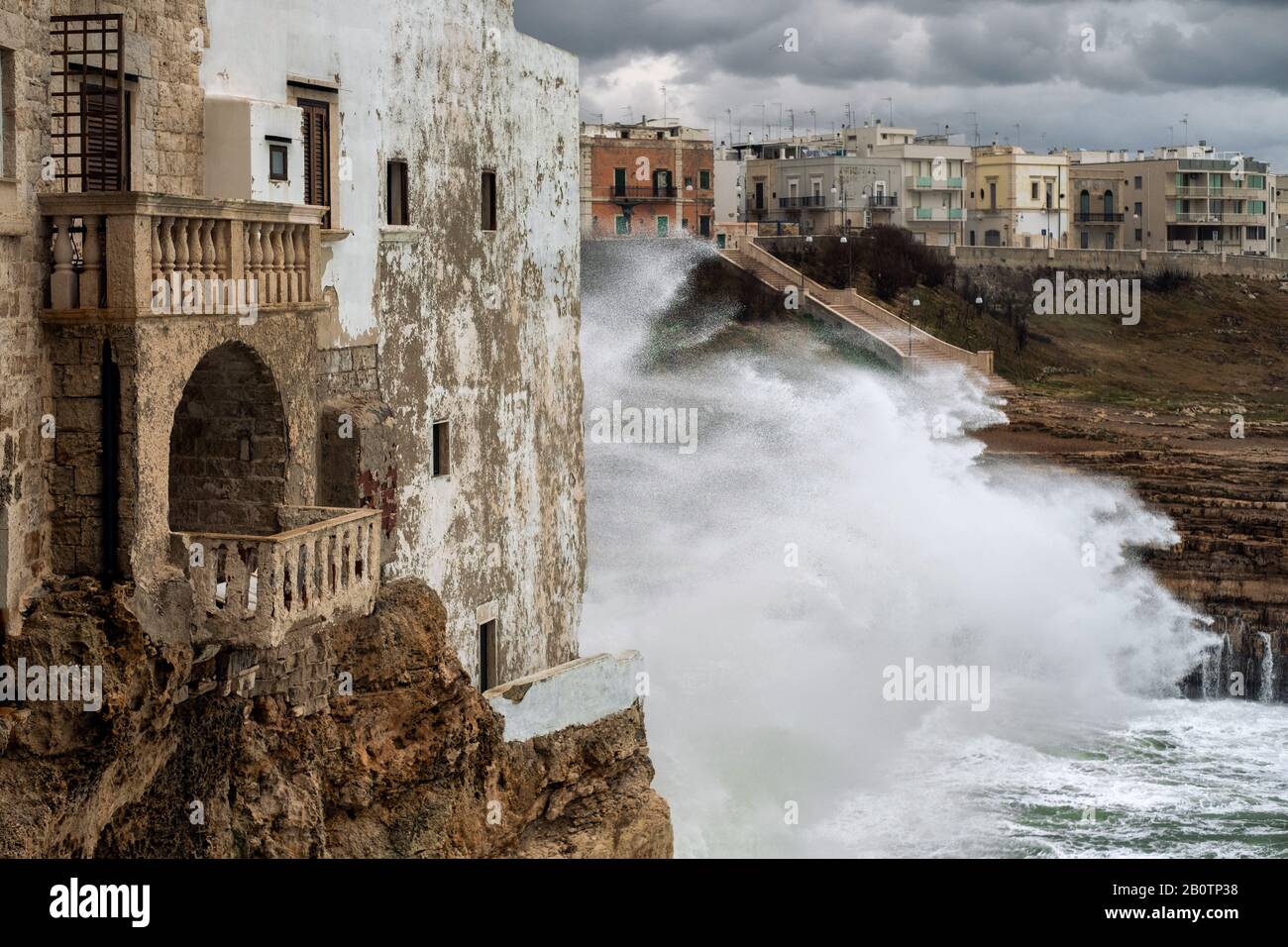 Mer de tempête à Polignano a Mare, Italie. Banque D'Images