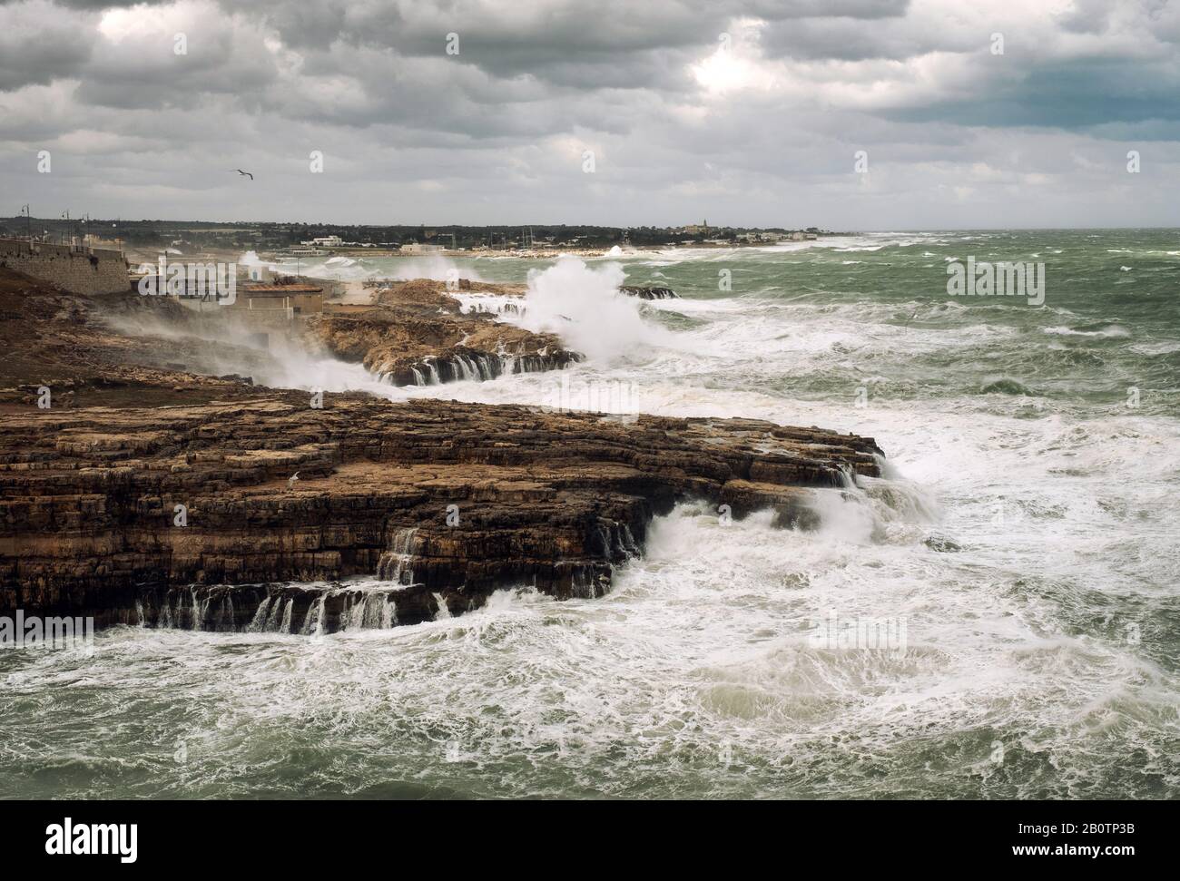 Mer de tempête à Polignano a Mare, Italie. Banque D'Images