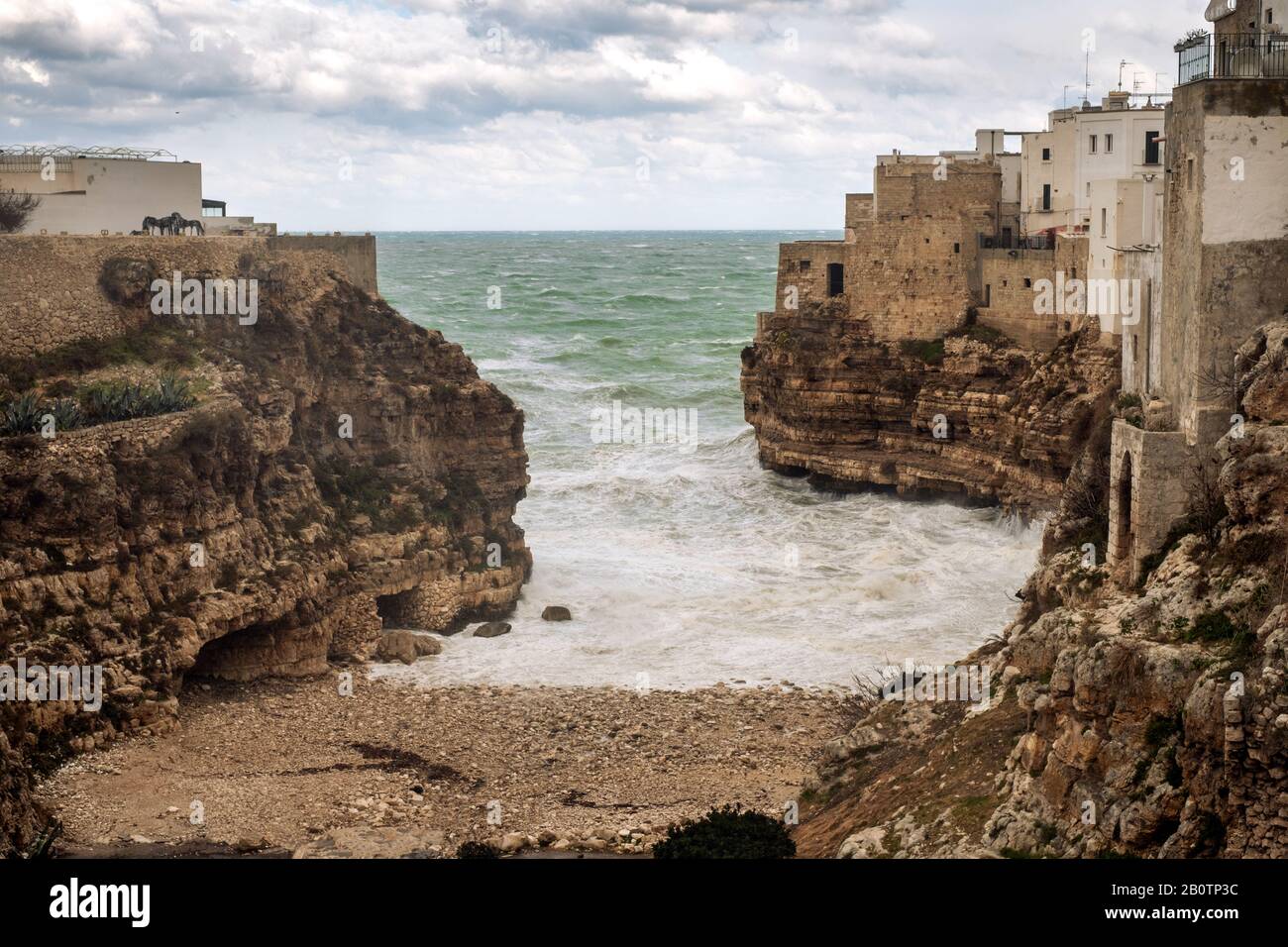 Mer de tempête à Polignano a Mare, Italie. Banque D'Images