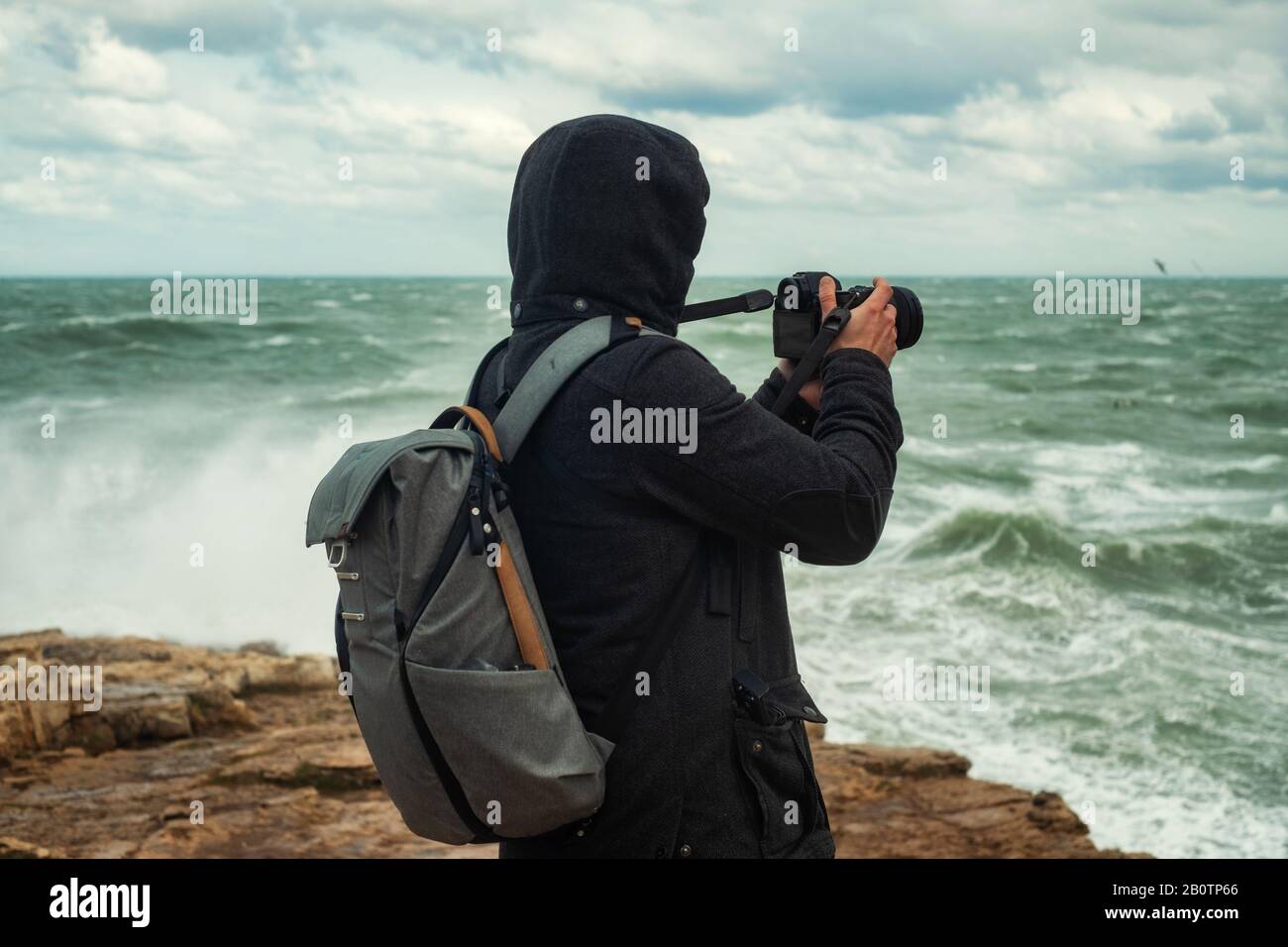 Photographe prenant photo d'une mer de tempête. Banque D'Images