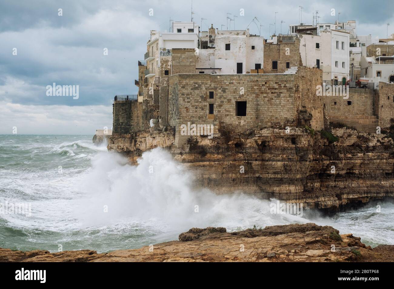 Mer de tempête à Polignano a Mare, Italie. Banque D'Images