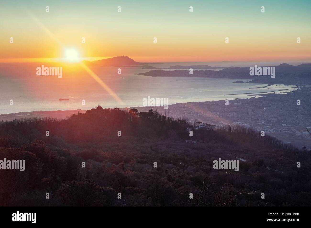 Vue depuis le Vésuve de la ville de Naples au coucher du soleil. Banque D'Images