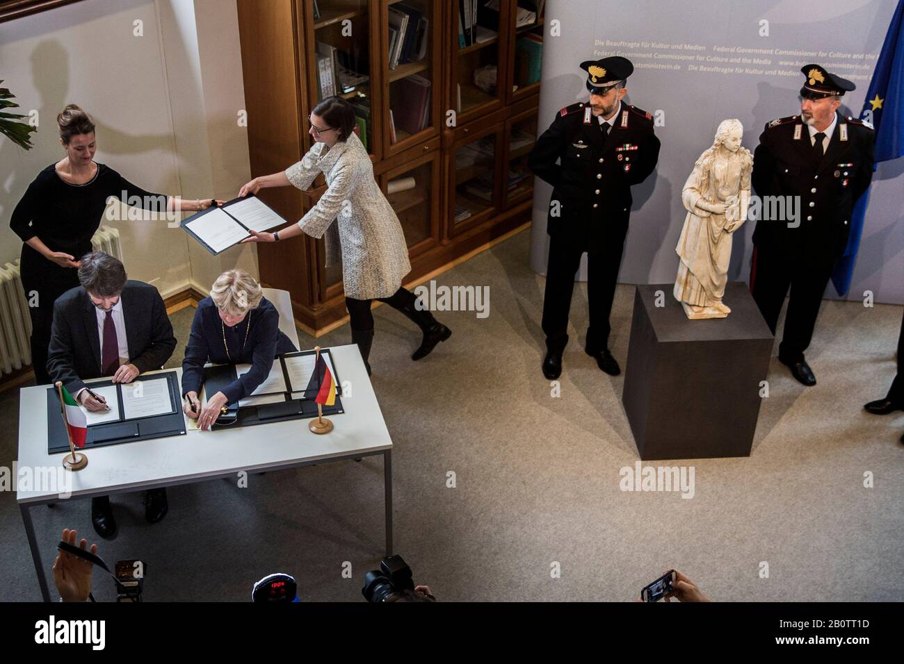 Berlin, Allemagne. 21 février 2020. Dario Franceschini (l), Ministre de la Culture d'Italie, et Monika Grütters (CDU, 2ème de l), Ministre d'Etat à la Culture, signent un accord sur la remise de l'art nazi pillé crédit: Carsten Koall/dpa/Alay Live News Banque D'Images