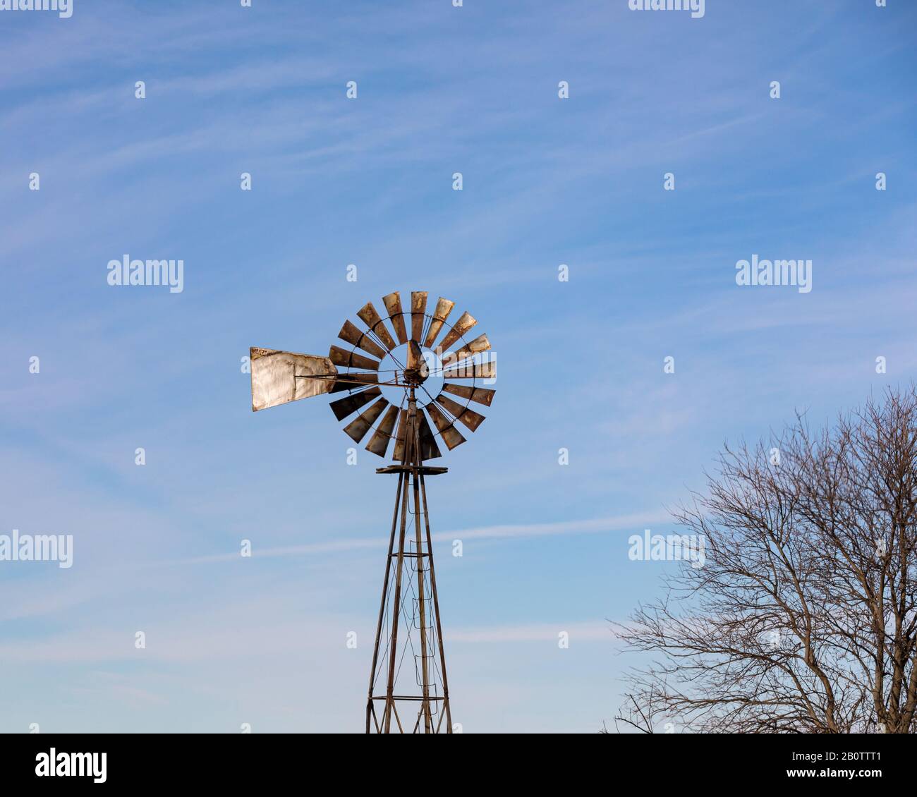 Ancien moulin à vent ancien, pompe à vent, avec des pales rouillées, des pales ou des voiles sur la ferme du Midwest Banque D'Images