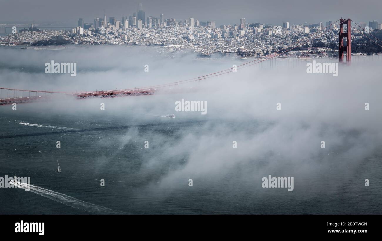 Le Golden Gate Bridge est un pont à l'atmosphère dans la fumée du feu de brouillard et du feu sauvage. Banque D'Images