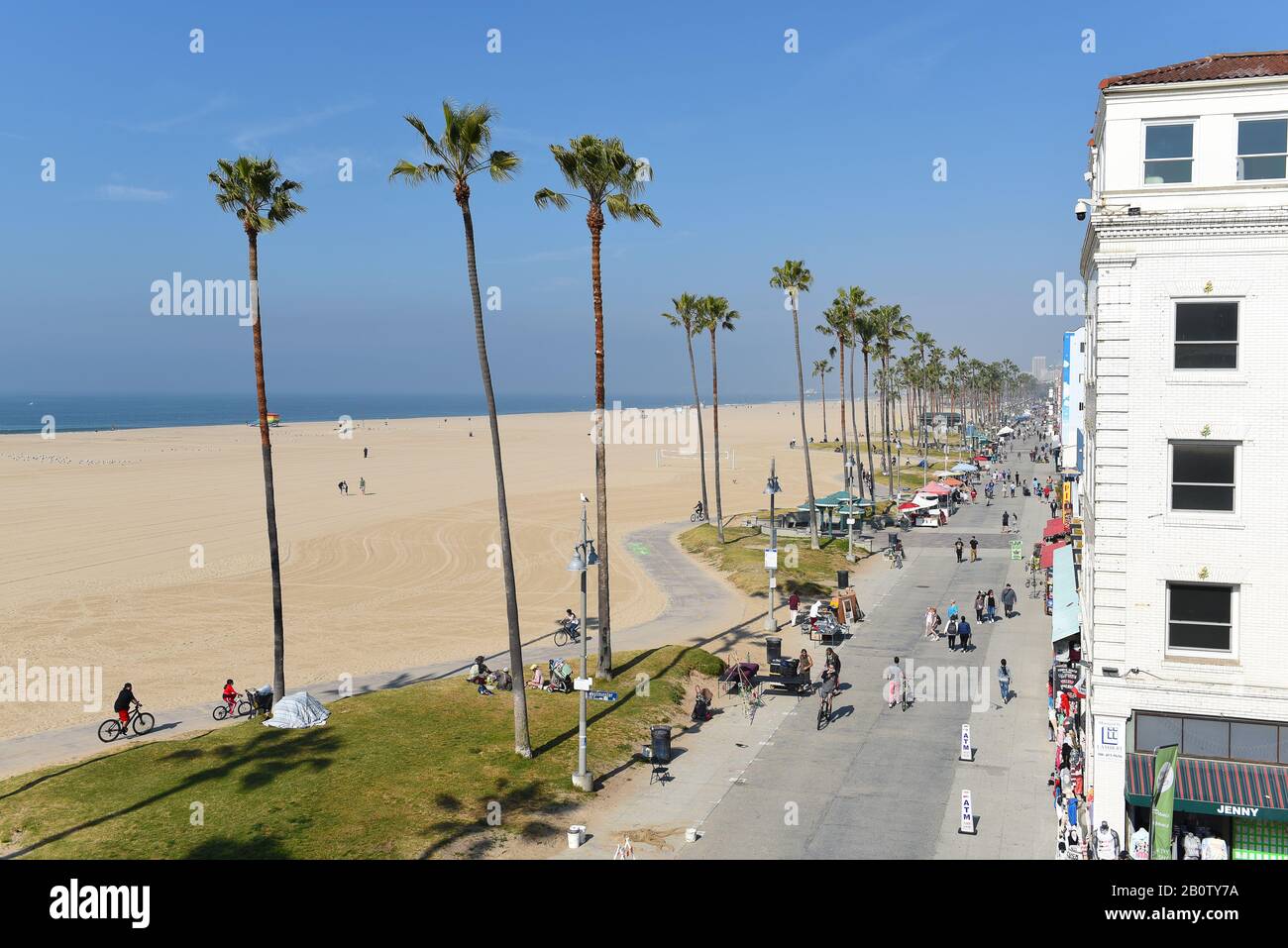 Venise, CALIFORNIE - 17 FÉVRIER 2020: La promenade de Venice Beach avec l'océan et le sable regardant vers le nord vers Santa Monica. Banque D'Images
