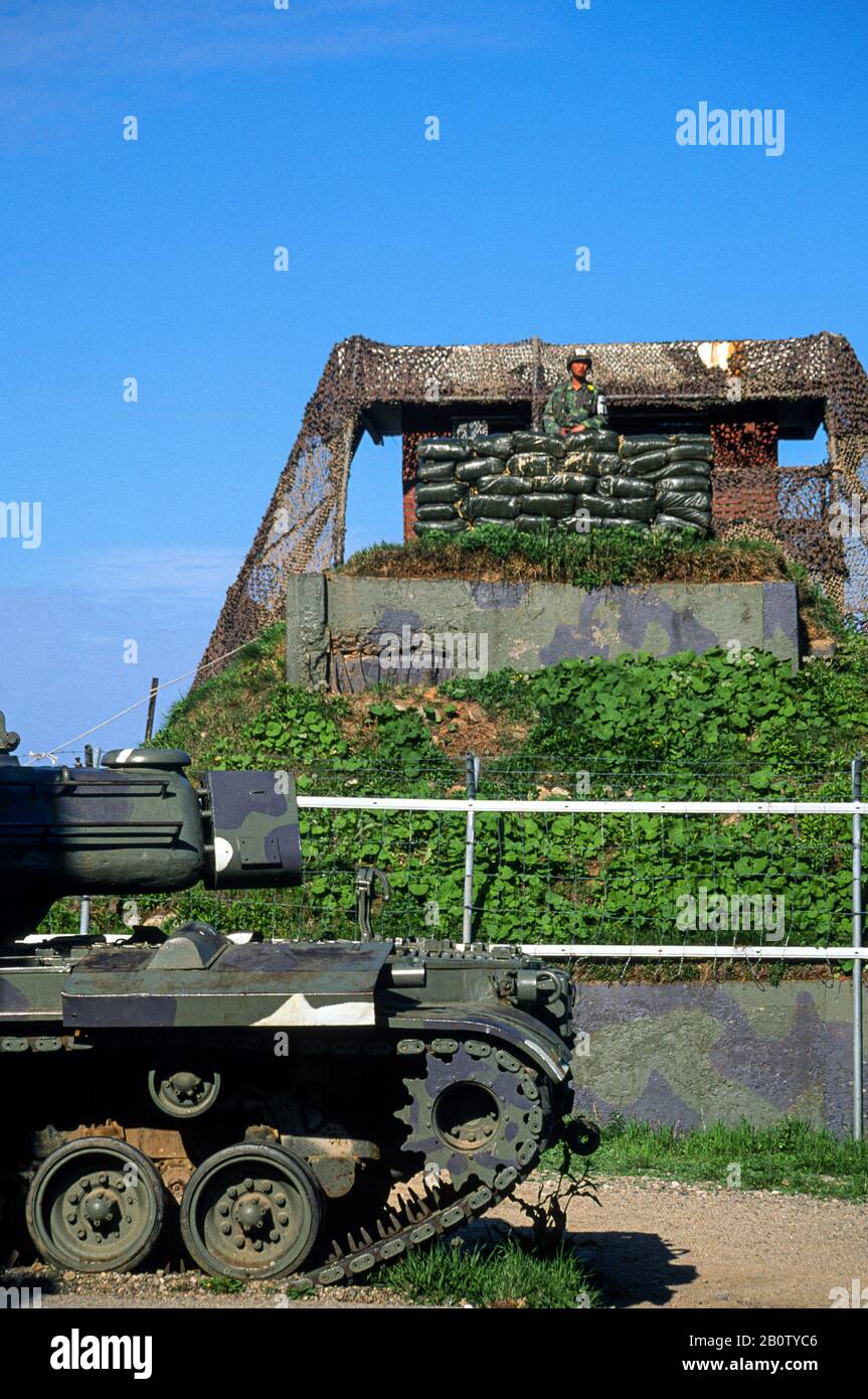 Poste de recherche et char sur la zone démilitarisée avec la Corée du Nord, Corée du Sud, avril 1998 Banque D'Images