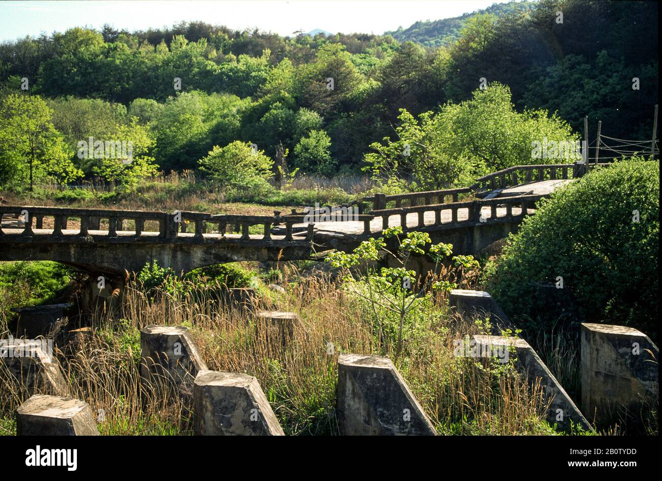 Pont démoli à la frontière sud-coréenne avec la Corée du Nord près de la zone démilitarisée, Sokcho (Corée du Sud), avril 1998 Banque D'Images