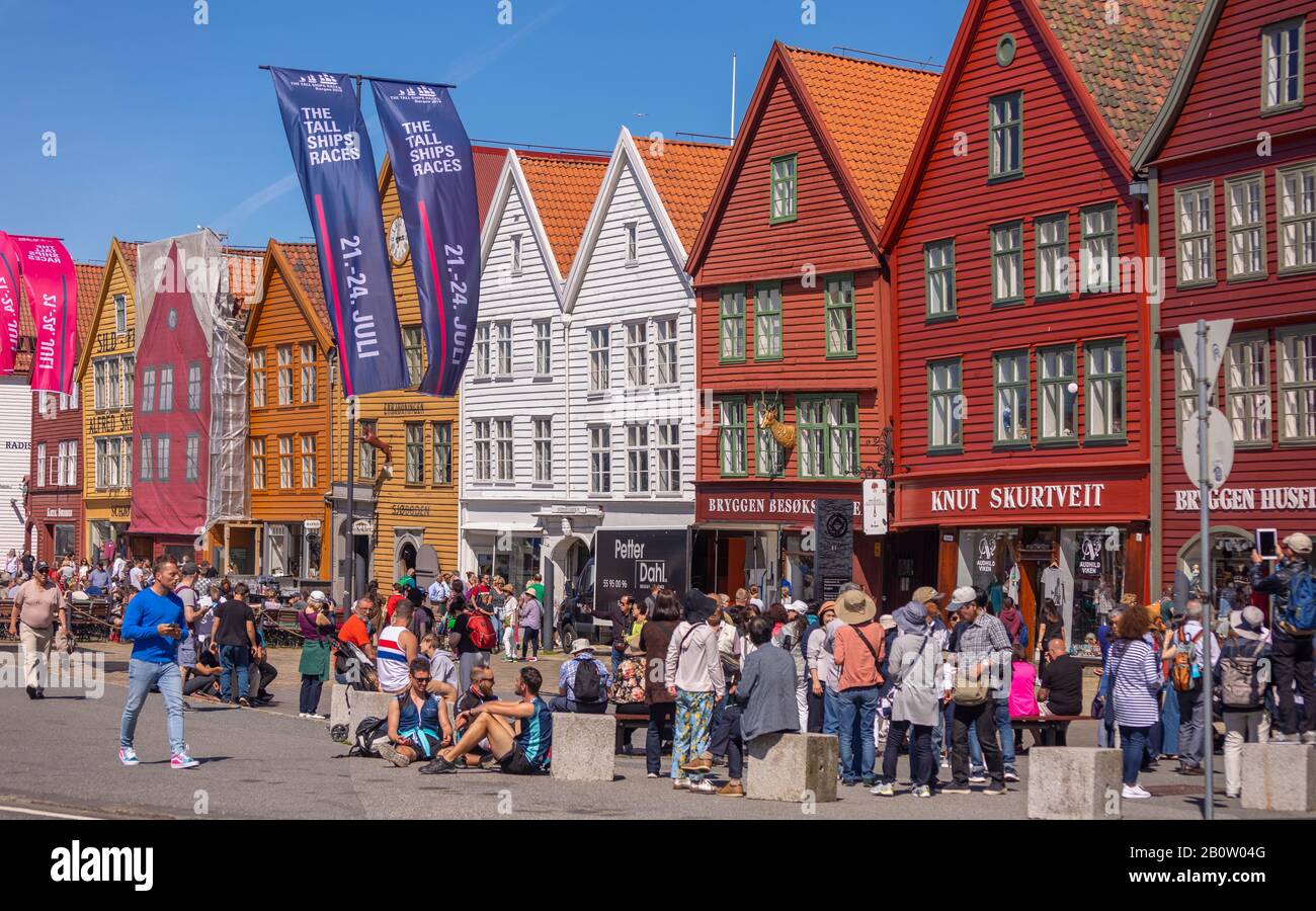 Bergen, NORVÈGE - Bryggen, édifices du patrimoine hanséatique à quai dans le port de Vågen. Un site du patrimoine mondial. Banque D'Images