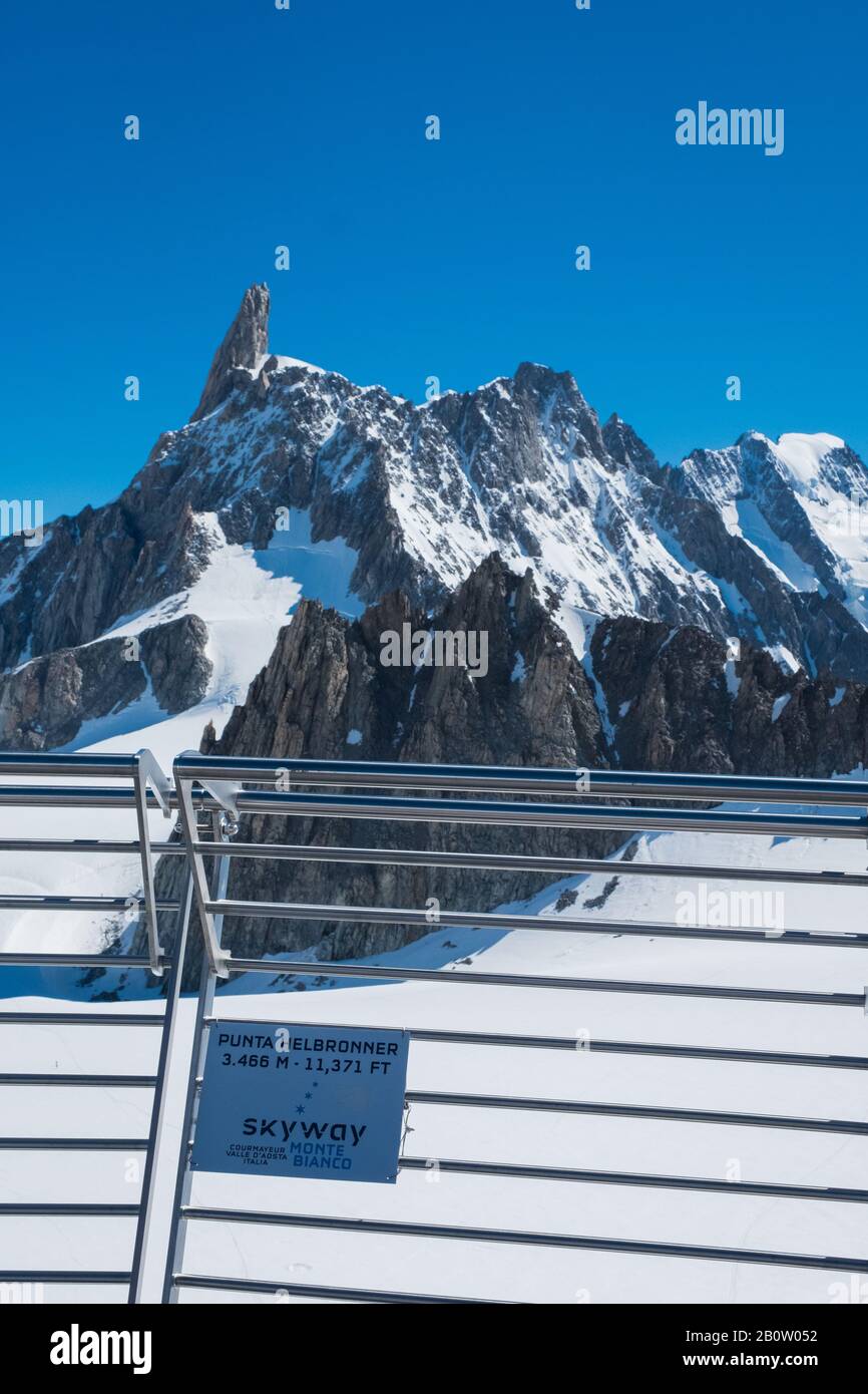 Le paysage de dente Del Gigante a fait des pieds à partir de la gare de Punta Helbronner avec une plaque officielle sur la rampe dans une journée ensoleillée avec le ciel bleu Banque D'Images