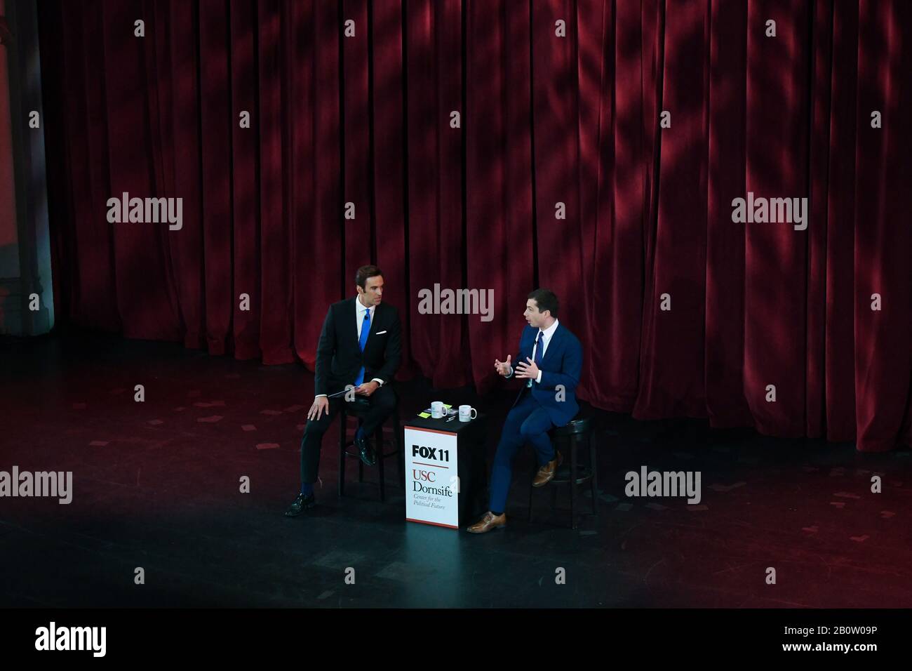 Le candidat démocrate à la présidence, Pete Buttigieg (r), assiste à l'hôtel de ville de Fox11, organisé par Elex Michaelson (l) pour prendre la parole à une Assemblée politique de l'USC à L'auditorium Bovard à l'USC le 21 février 2020 à Los Angeles, en Californie. Banque D'Images