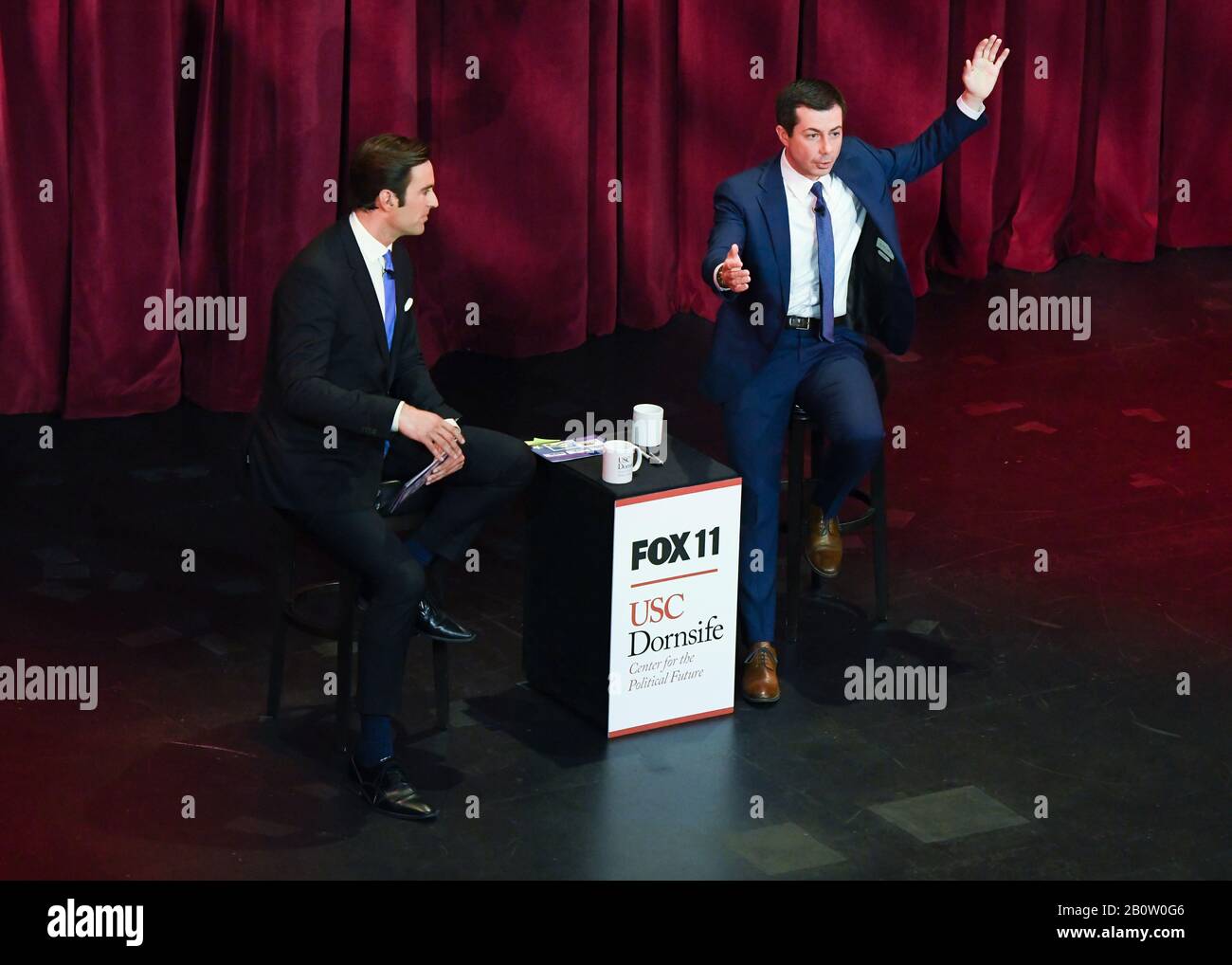 Los Angeles, États-Unis. 20 février 2020. Le candidat démocrate à la présidence, Pete Buttigieg (r), assiste à l'hôtel de ville de Fox11, organisé par Elex Michaelson (l), pour prendre la parole à une Assemblée politique de l'USC à L'auditorium Bovard à l'USC le 21 février 2020 à Los Angeles, en Californie. Crédit: L'Accès Photo/Alay Live News Banque D'Images